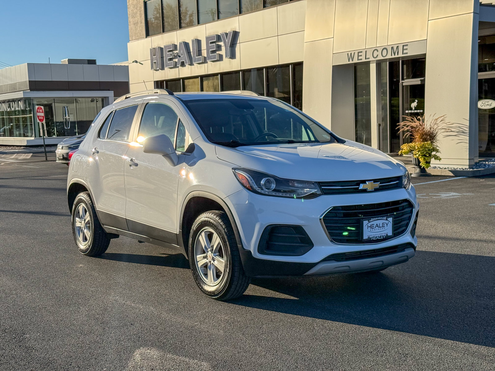 Photo view of 2020 Chevrolet Trax in White