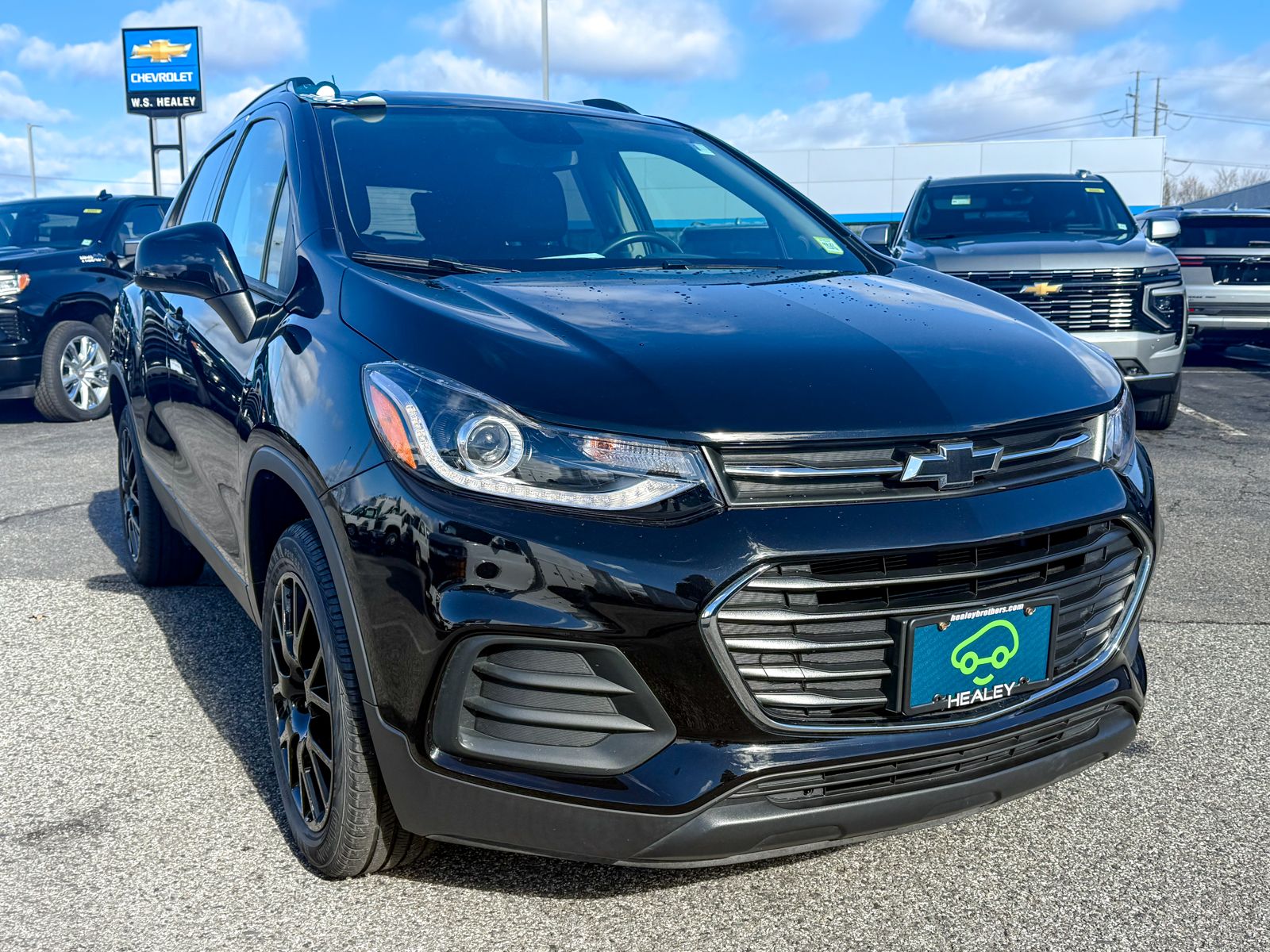 Photo view of 2022 Chevrolet Trax in Black