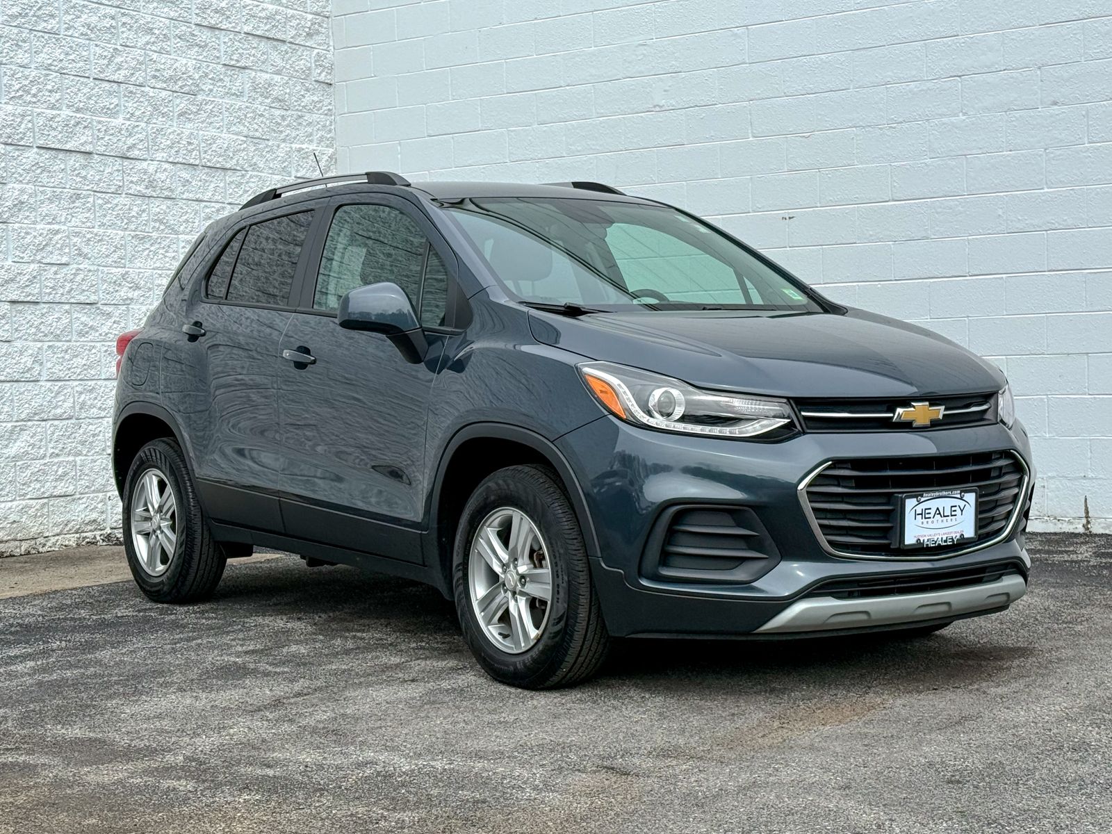 Photo view of 2022 Chevrolet Trax in Gray