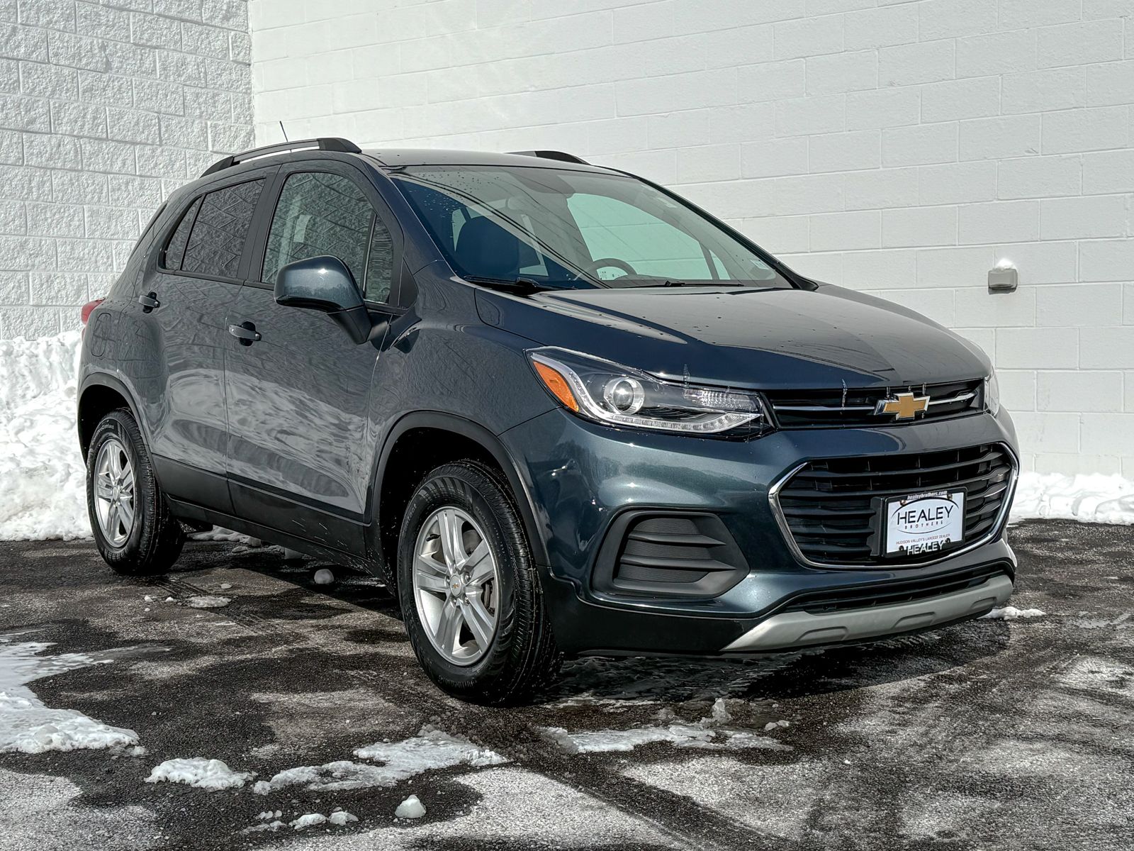 Photo view of 2022 Chevrolet Trax in Gray
