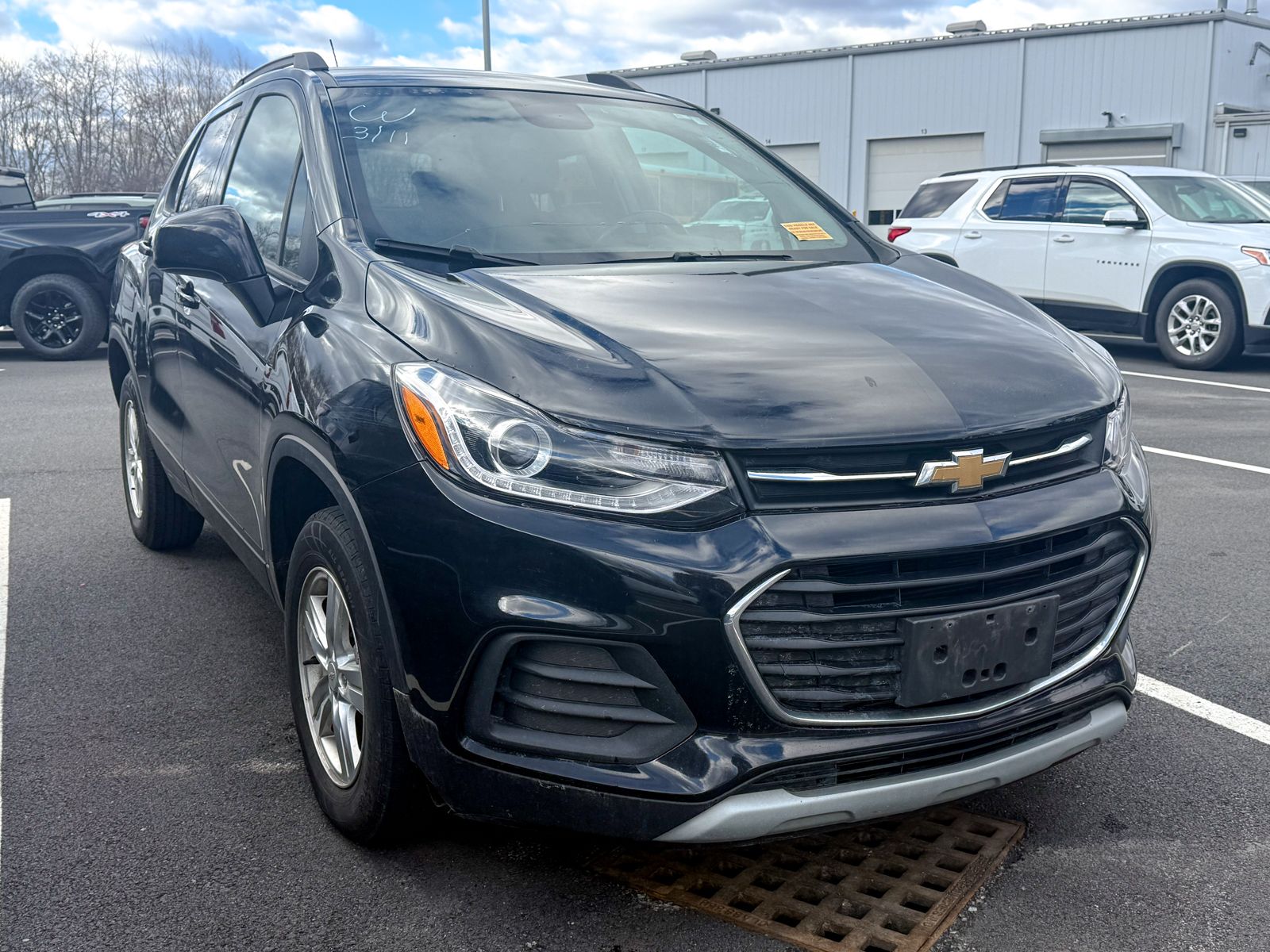 Photo view of 2022 Chevrolet Trax in Black