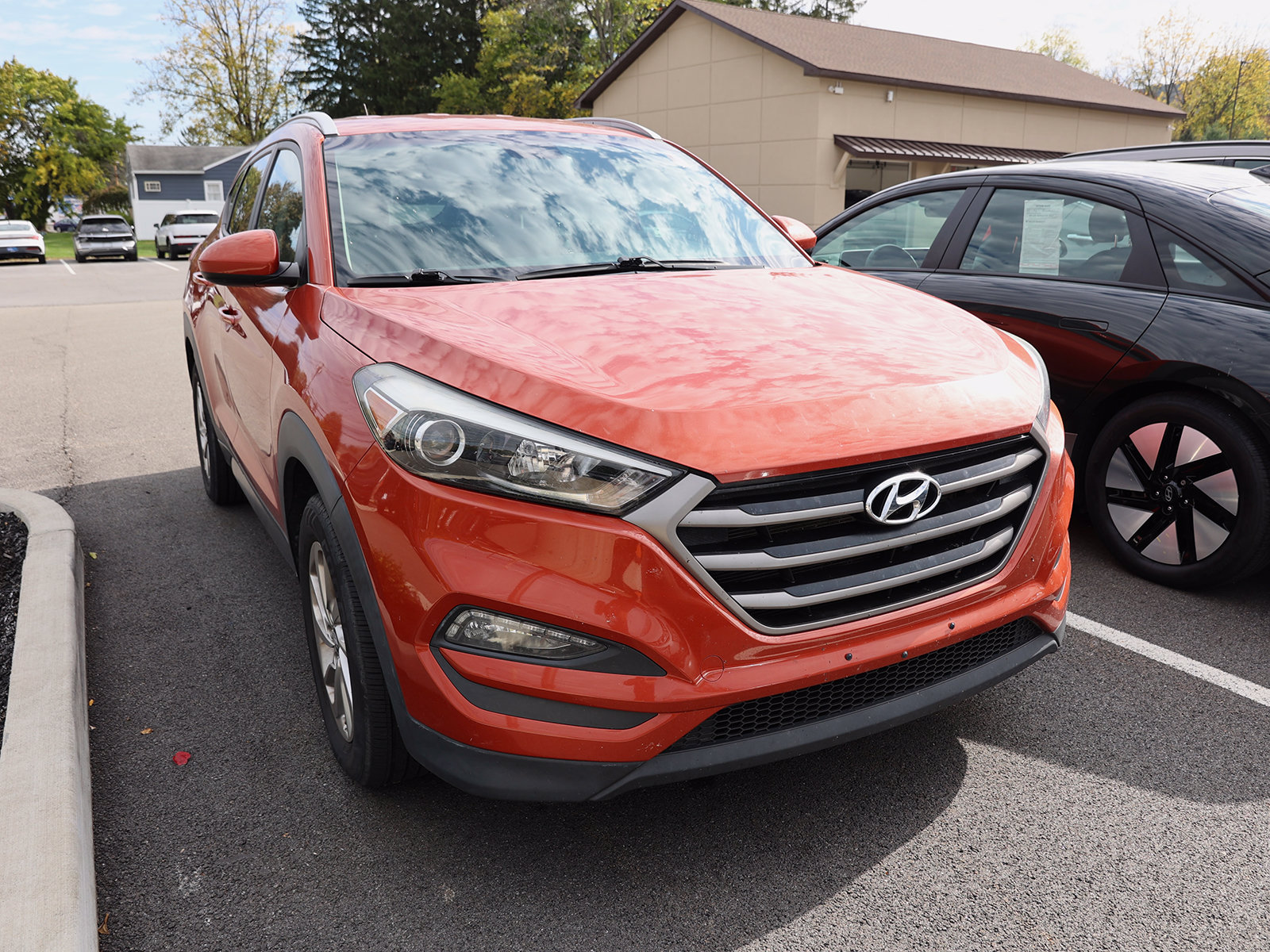 Photo view of 2016 Hyundai Tucson in Red