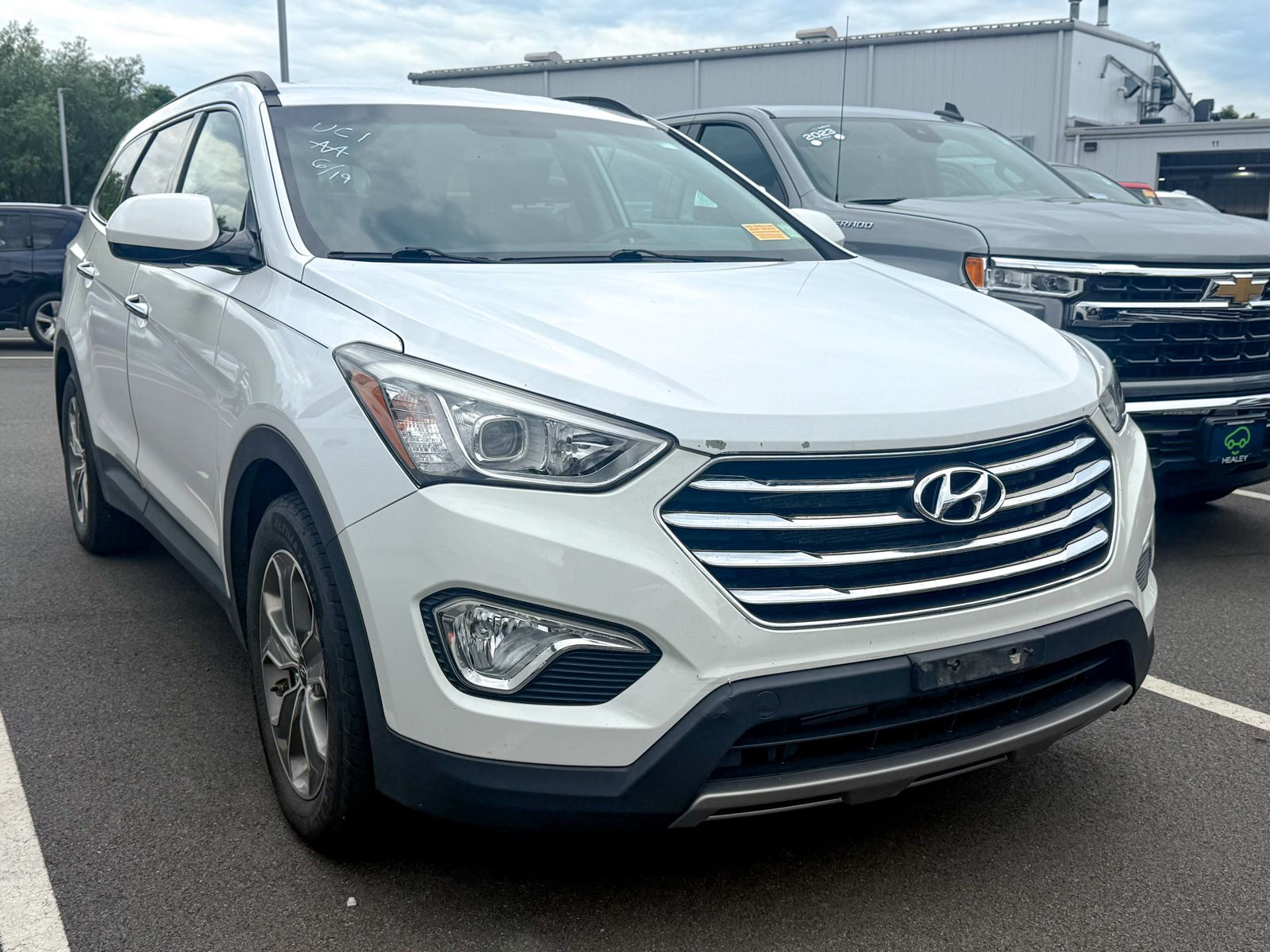 Photo view of 2013 Hyundai Santa Fe in White
