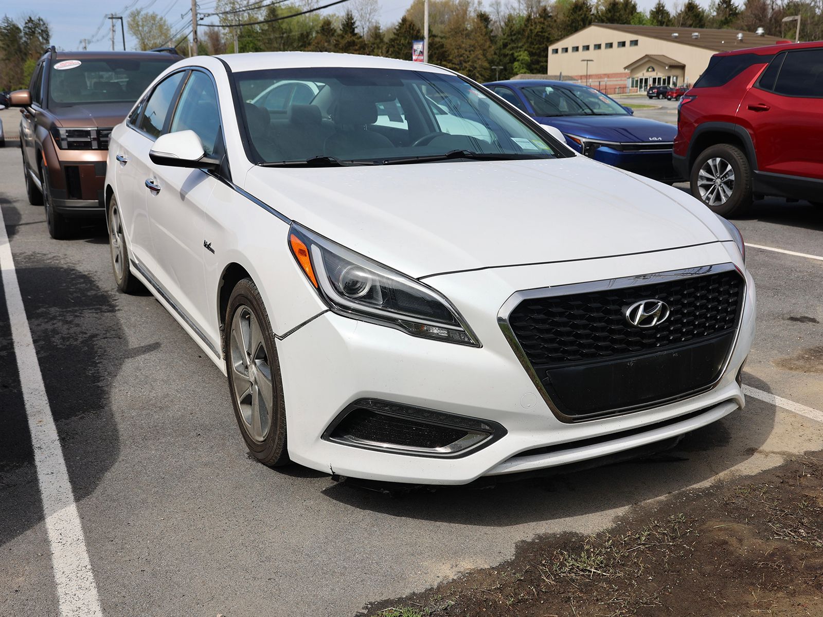 Photo view of 2017 Hyundai Sonata Hybrid in White