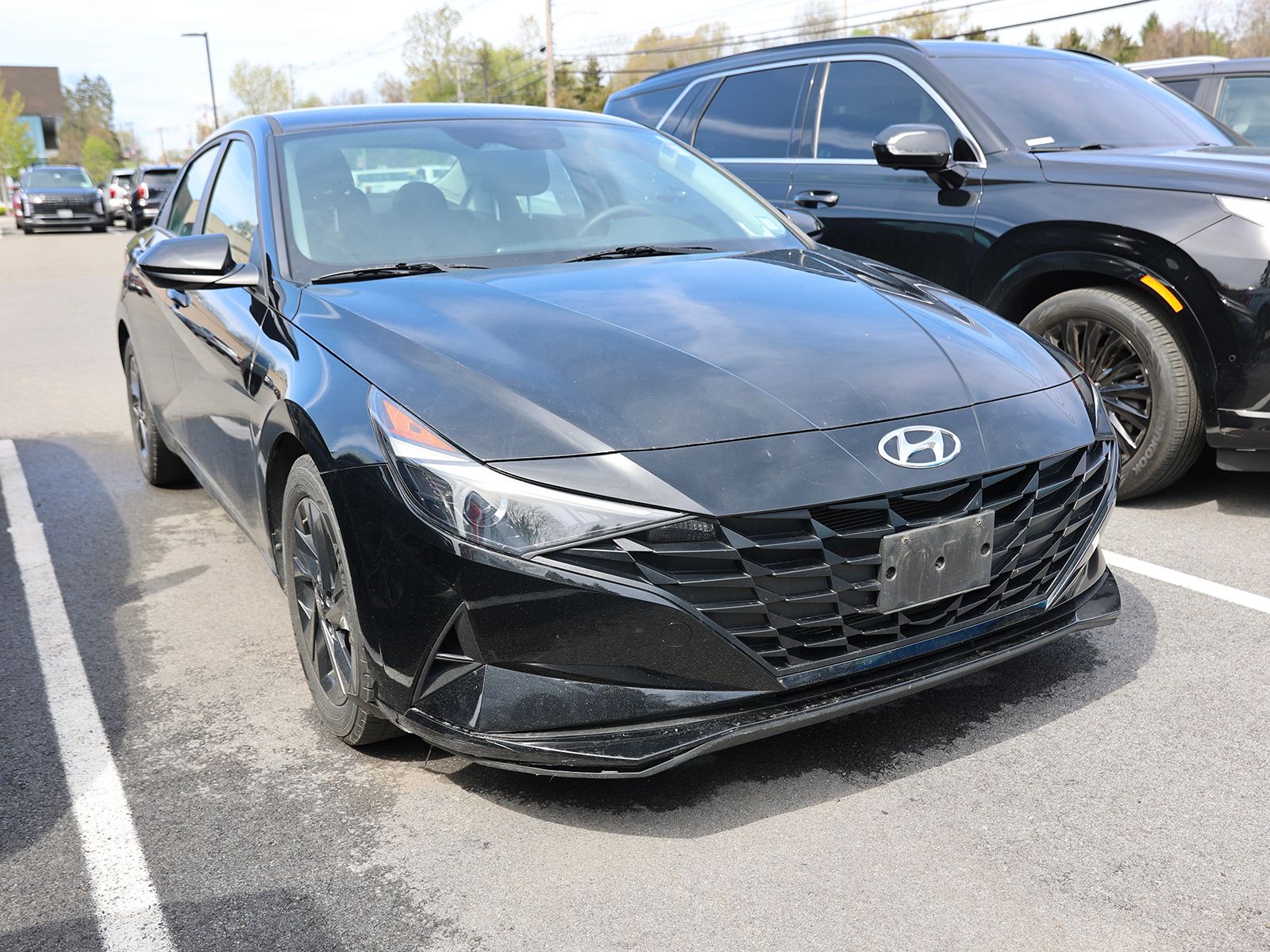 Photo view of 2022 Hyundai Elantra in Black