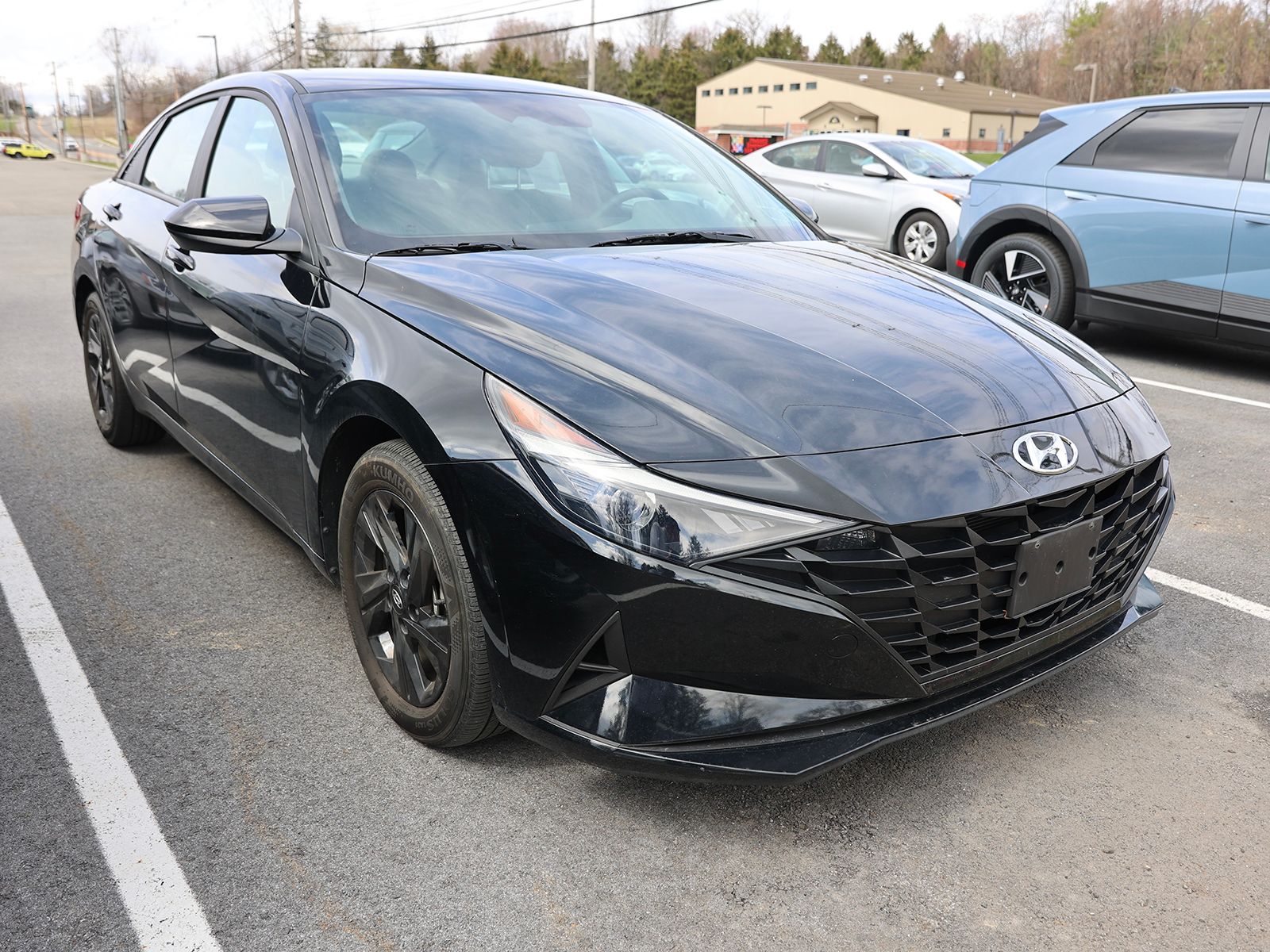 Photo view of 2023 Hyundai Elantra in Black
