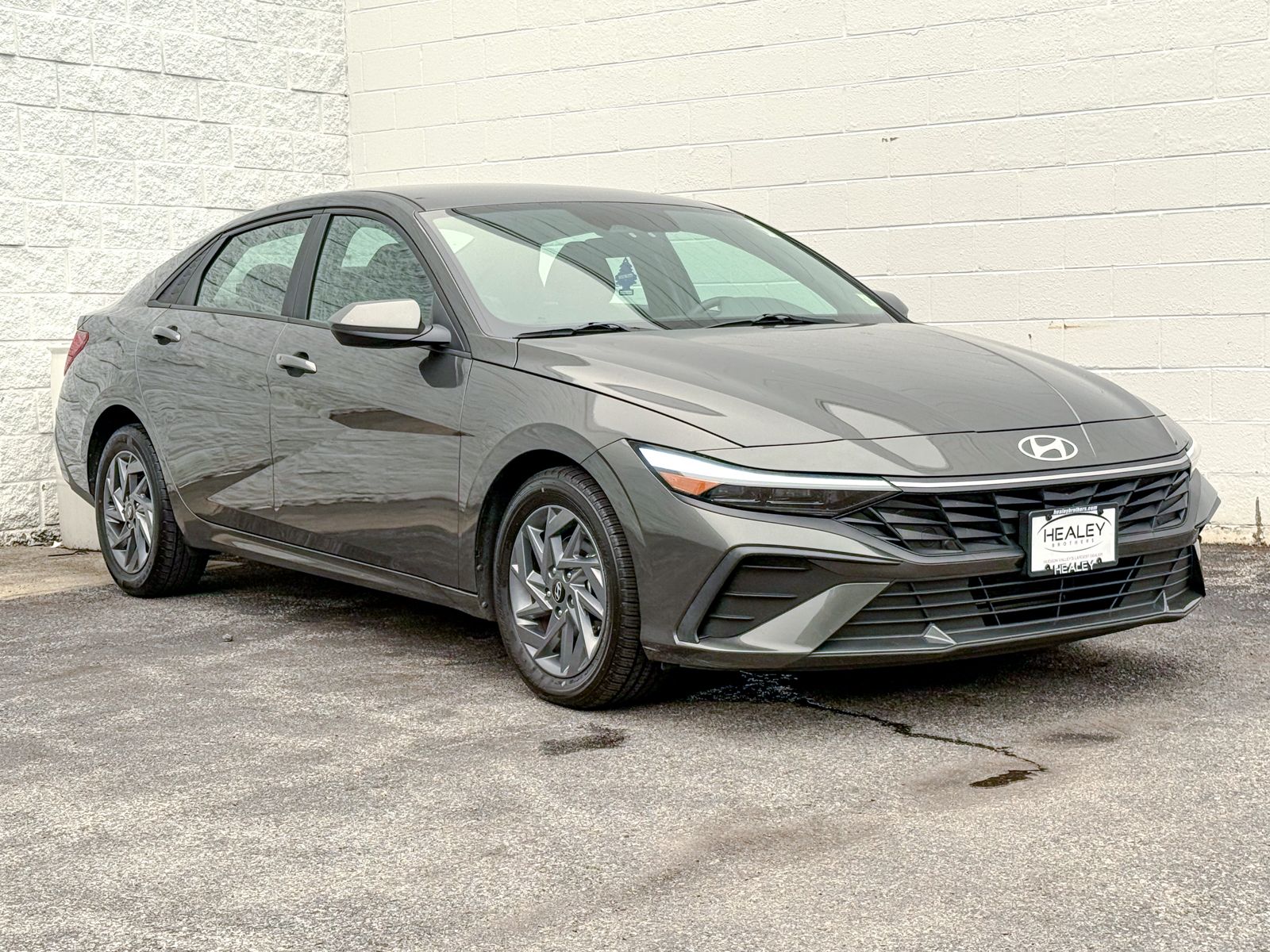 Photo view of 2024 Hyundai Elantra in Gray