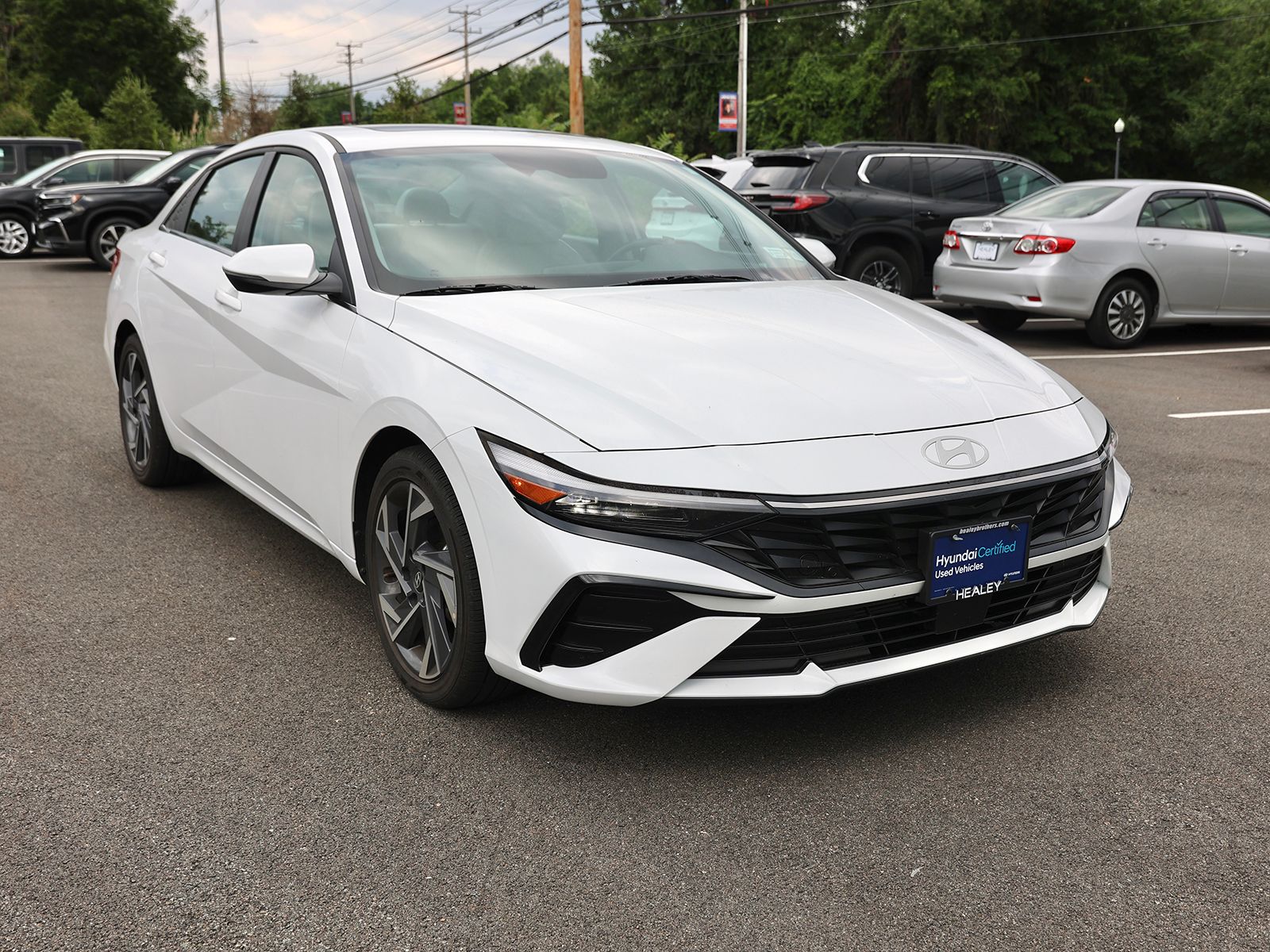 Photo view of 2025 Hyundai Elantra in White