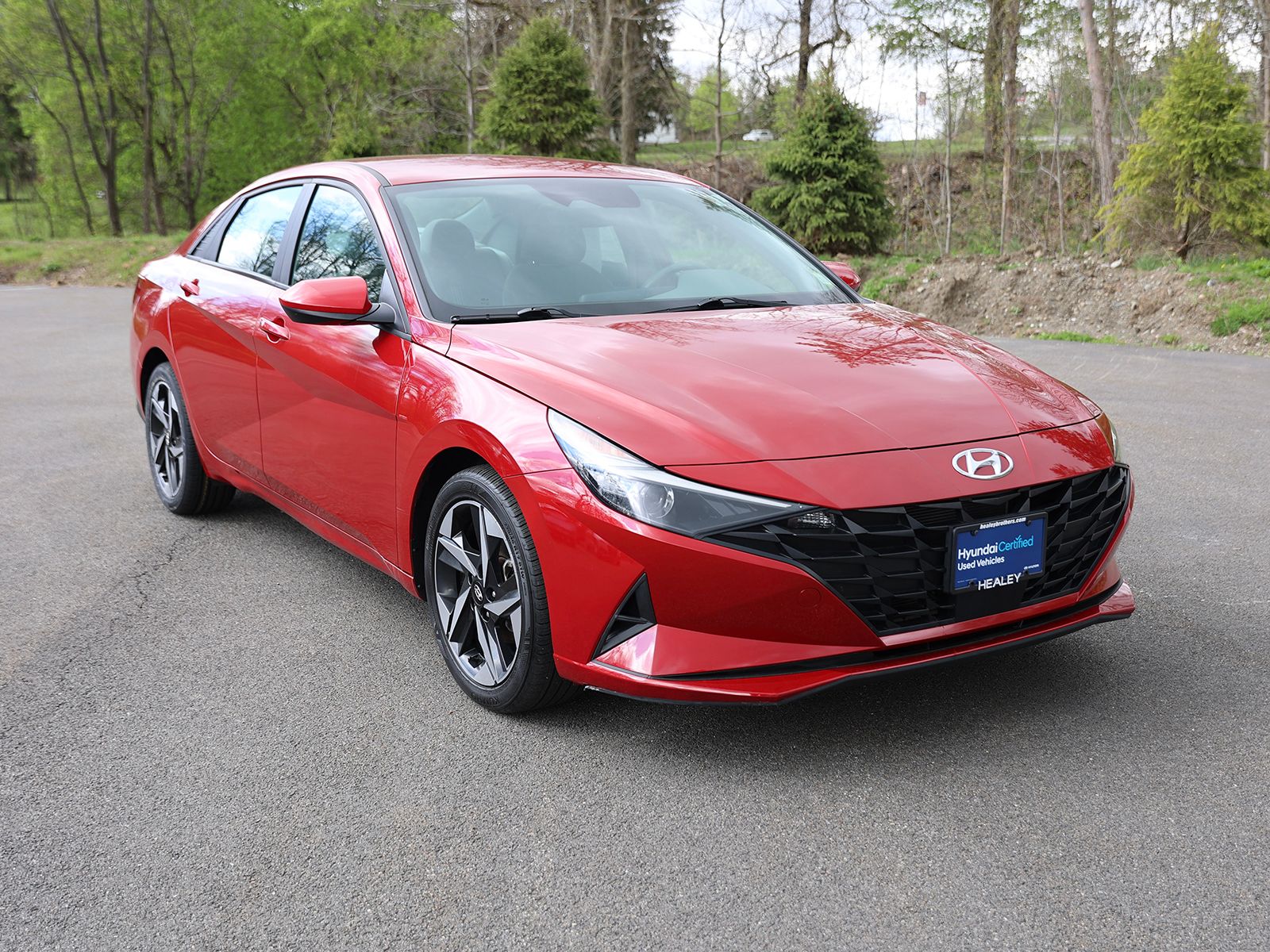 Photo view of 2023 Hyundai Elantra in Red