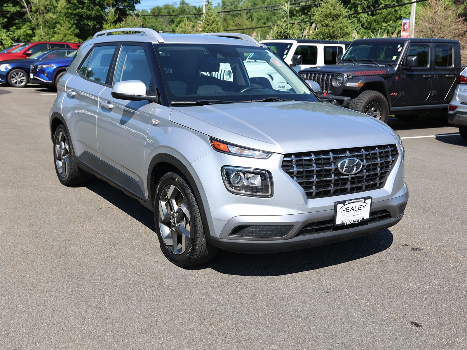 Photo view of 2022 Hyundai Venue in Silver