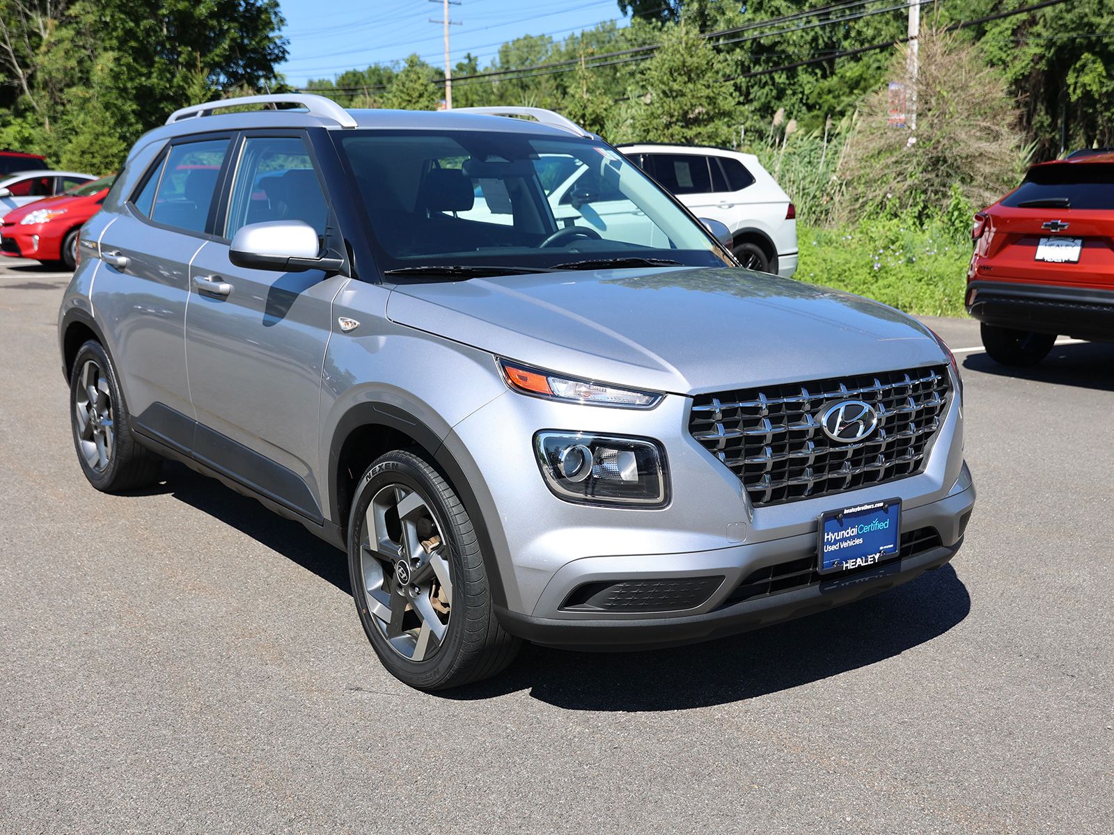 Photo view of 2023 Hyundai Venue in Silver