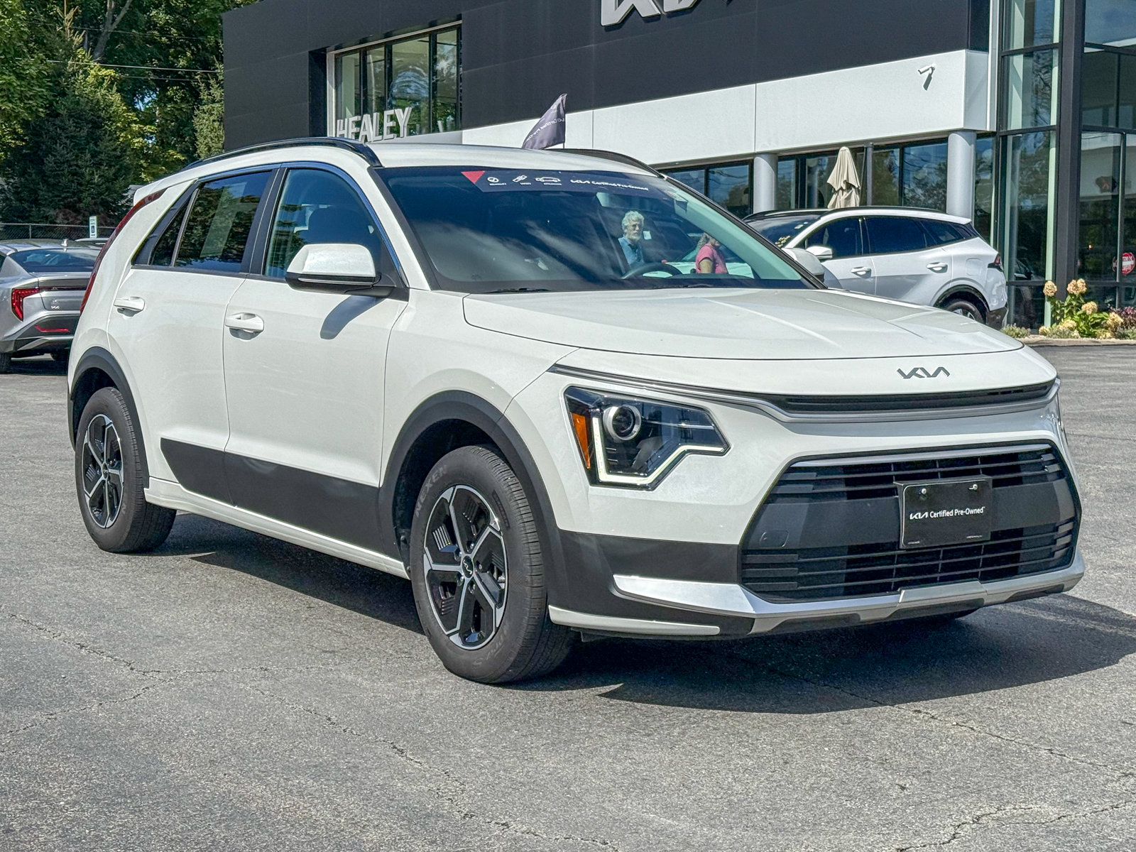 Photo view of 2024 Kia Niro in White