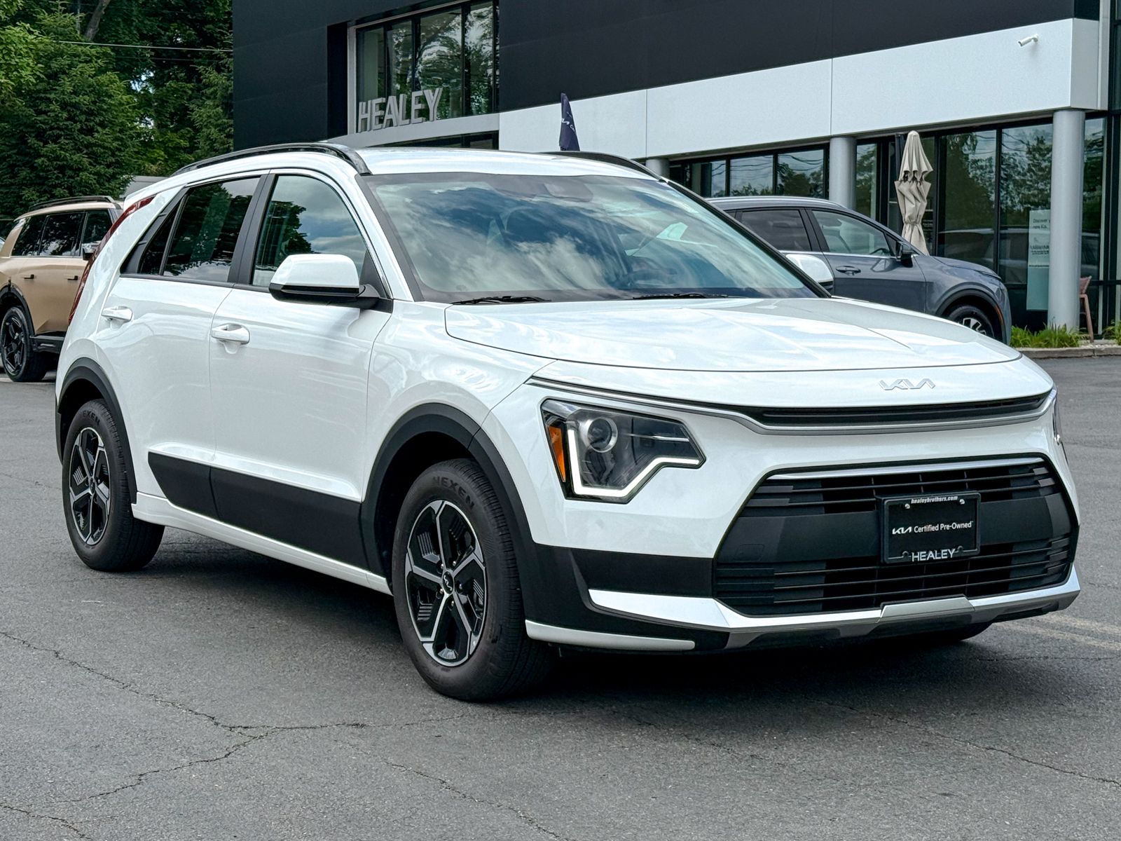 Photo view of 2025 Kia Niro in White
