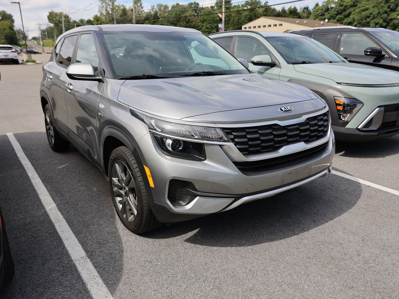 Photo view of 2021 Kia Seltos in Gray