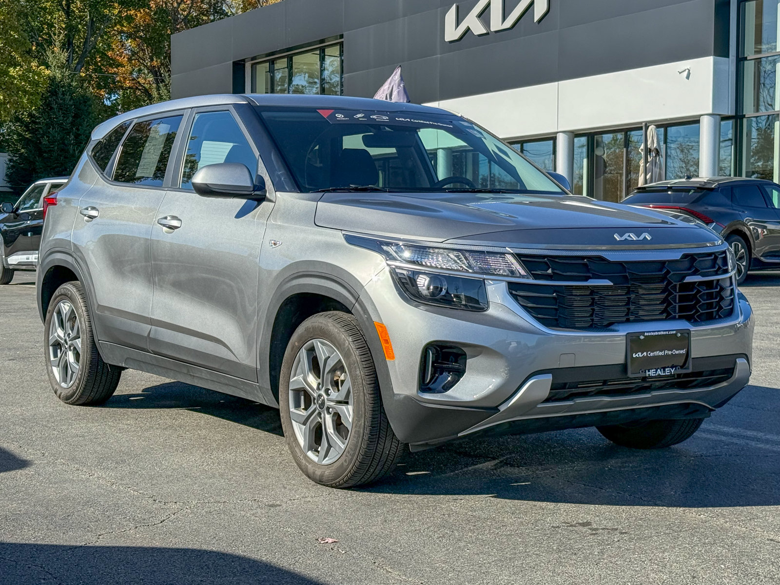 Photo view of 2025 Kia Seltos in Gray