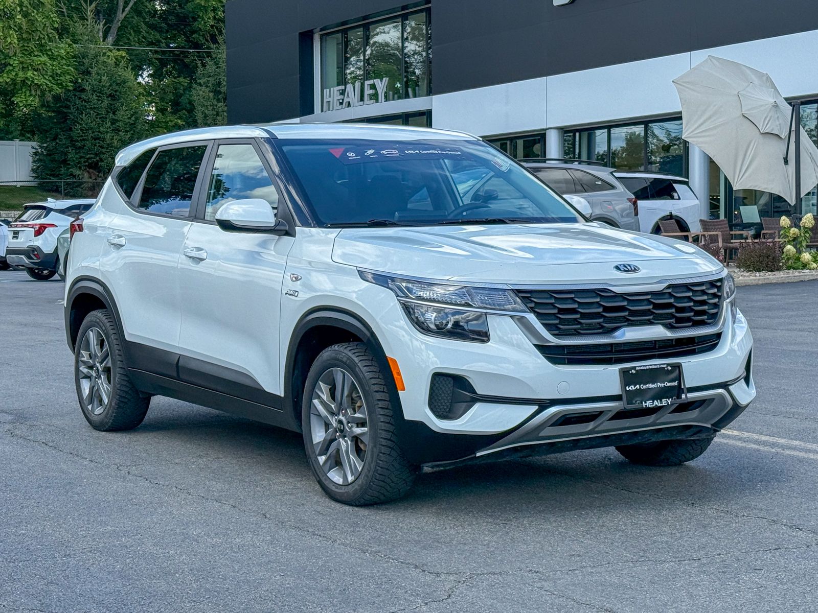 Photo view of 2021 Kia Seltos in White