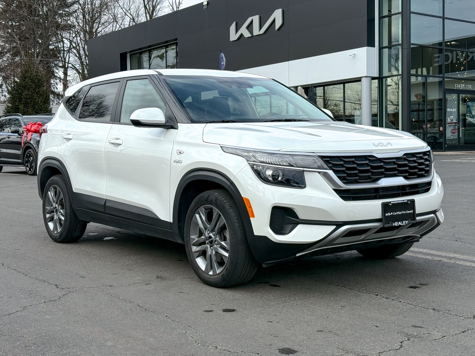 Photo view of 2023 Kia Seltos in White