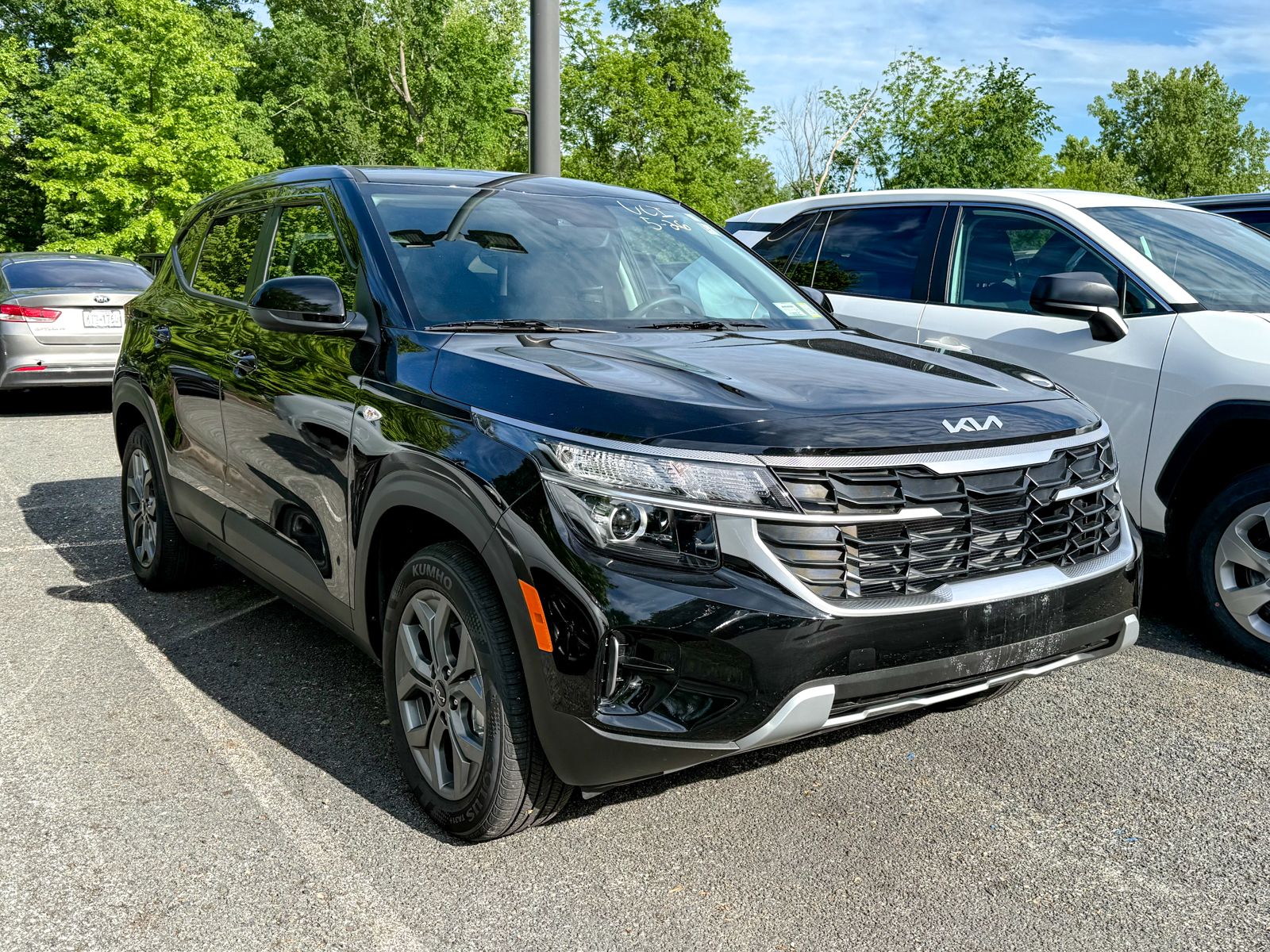 Photo view of 2026 Kia Seltos in Black