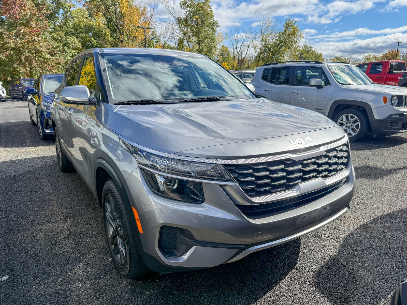 Photo view of 2022 Kia Seltos in Gray