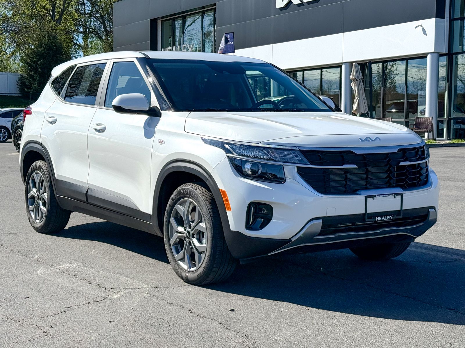 Photo view of 2025 Kia Seltos in White