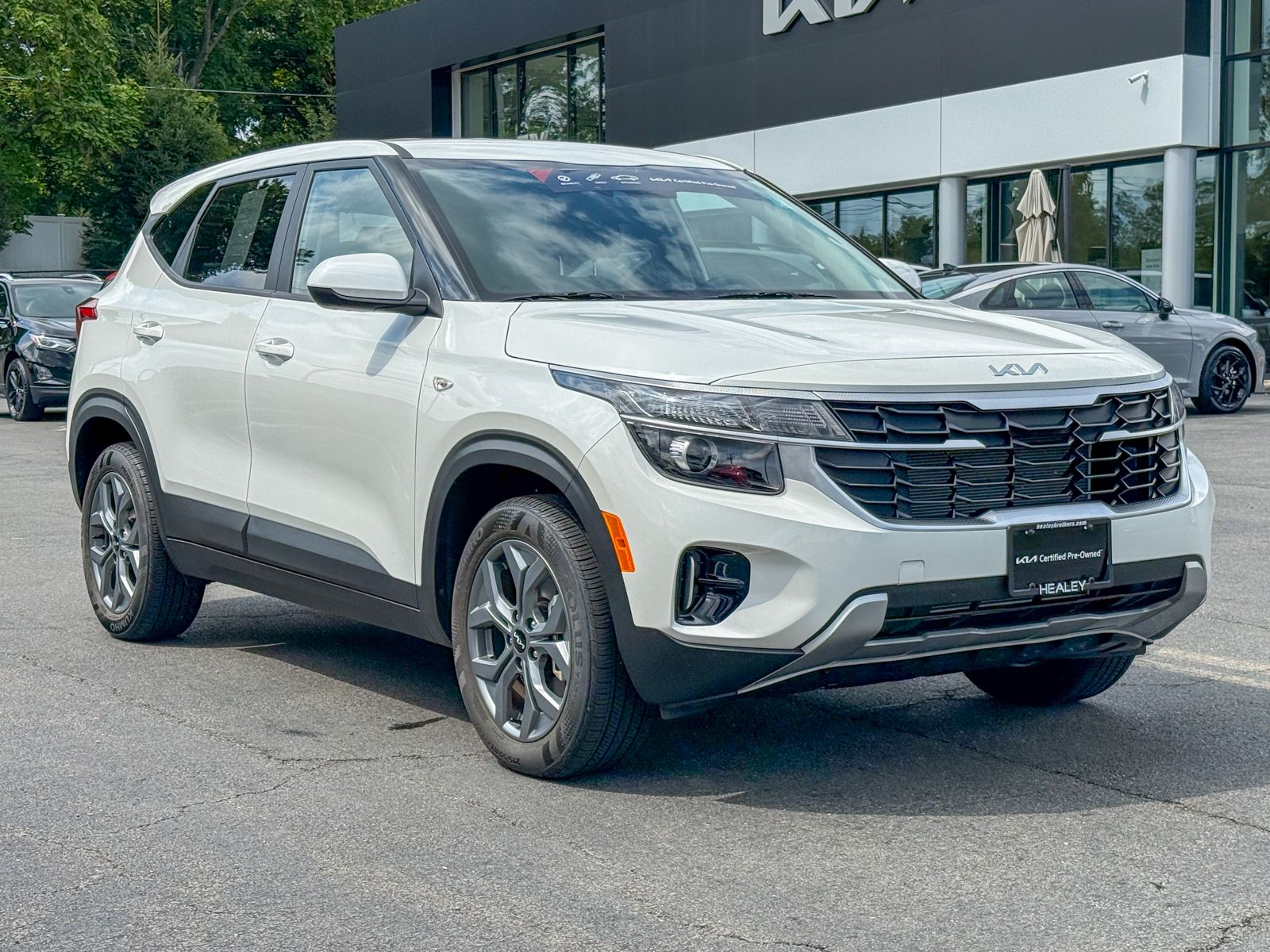 Photo view of 2025 Kia Seltos in White