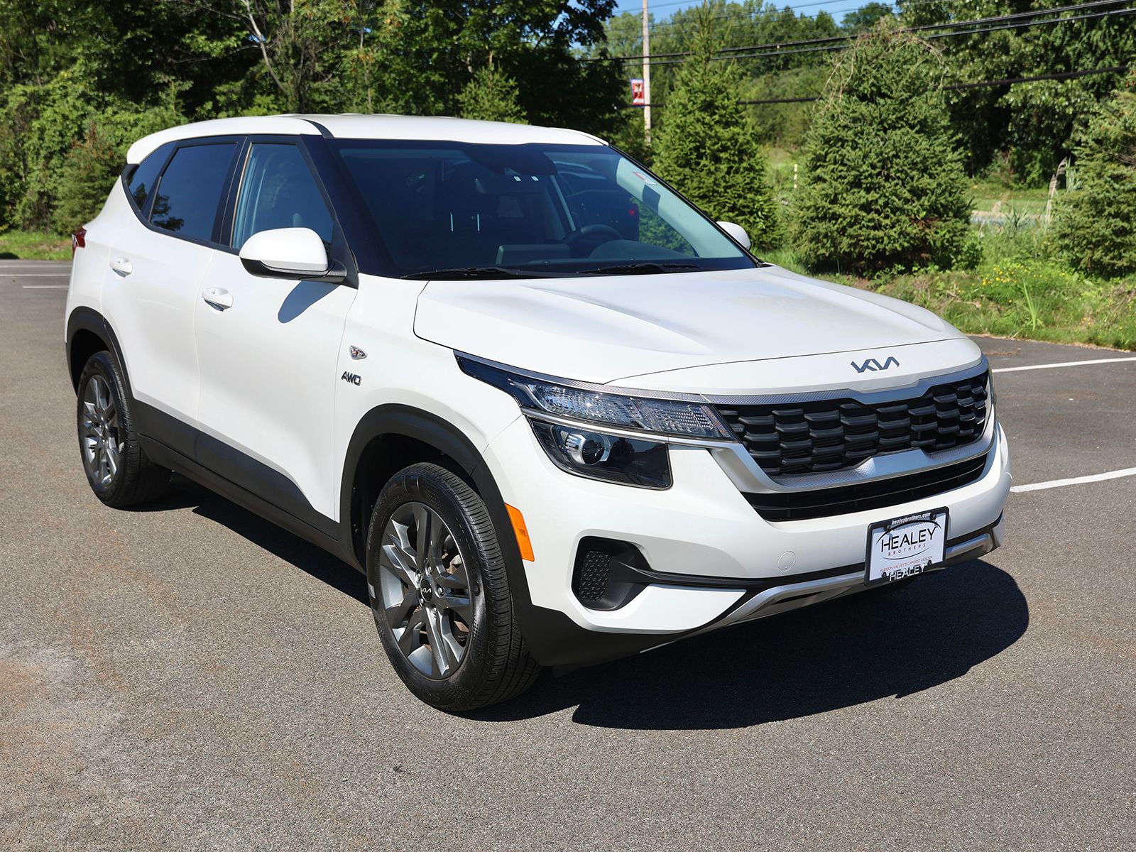 Photo view of 2023 Kia Seltos in White