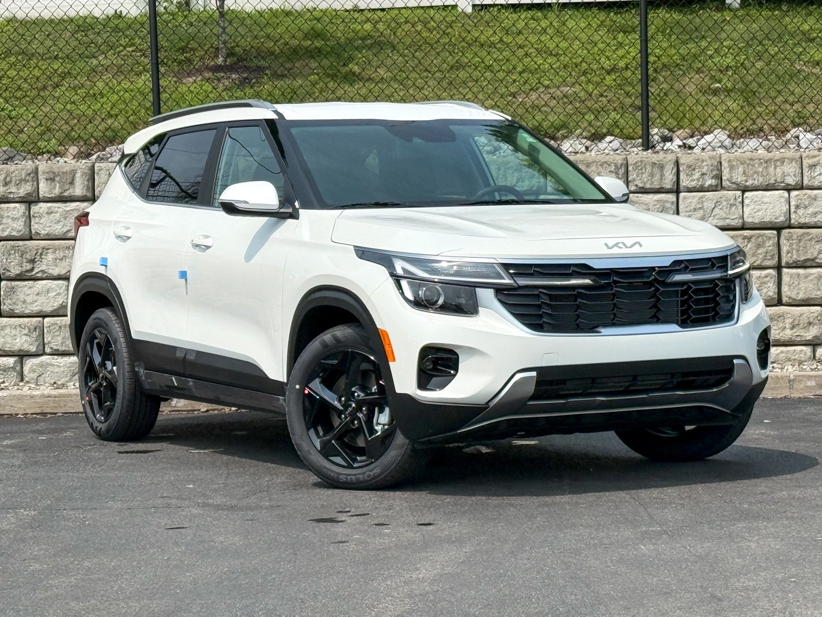 Photo view of 2026 Kia Seltos in White