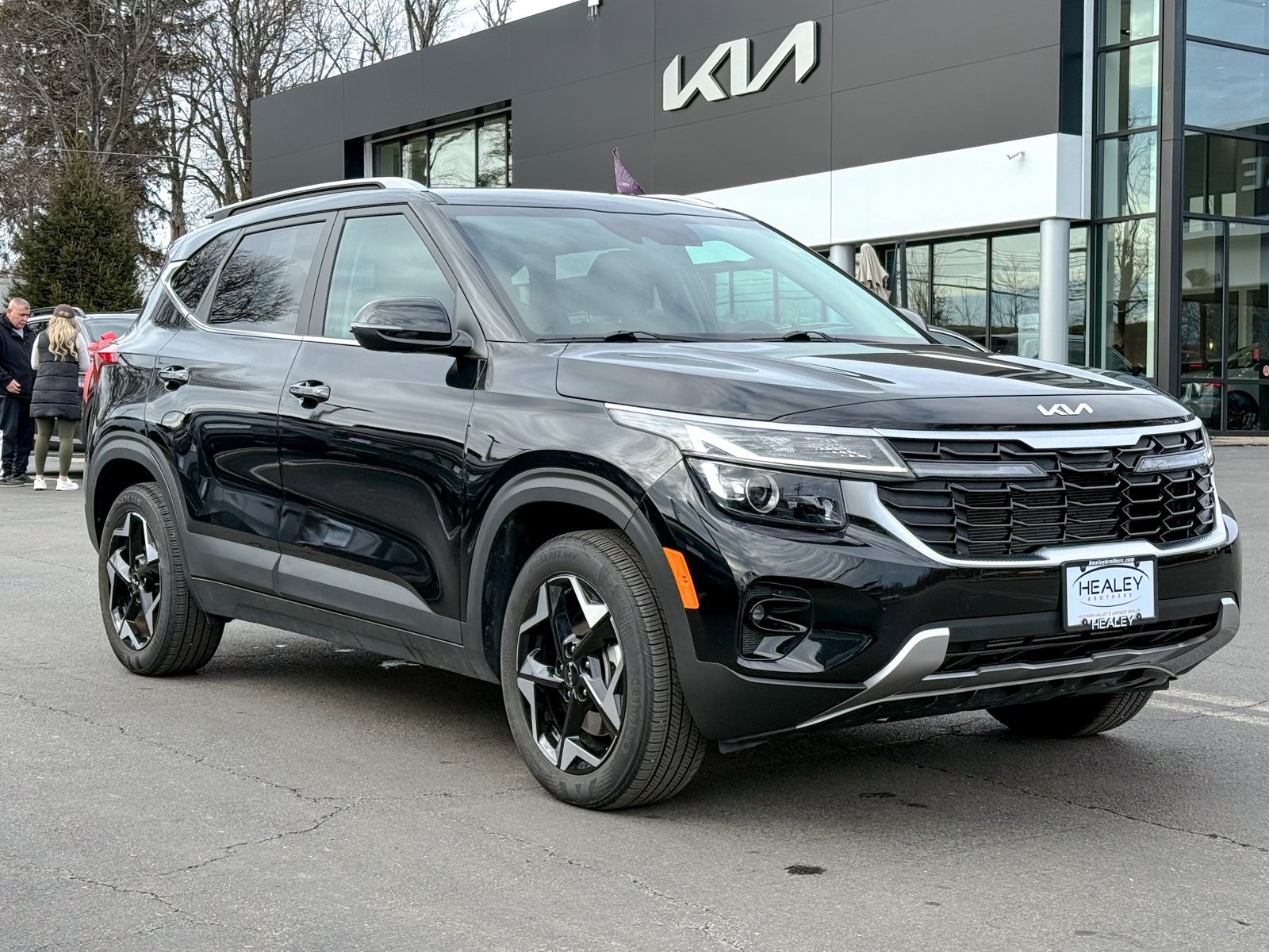 Photo view of 2025 Kia Seltos in Black