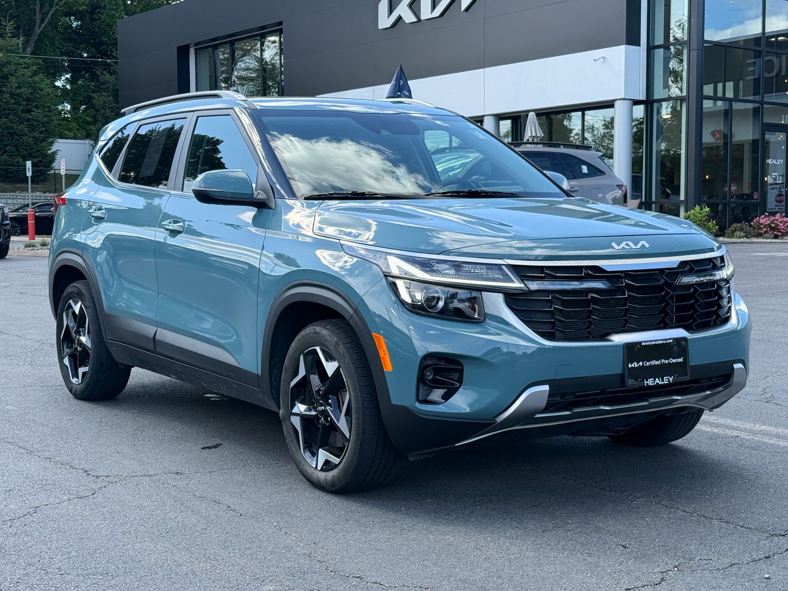 Photo view of 2024 Kia Seltos in Blue