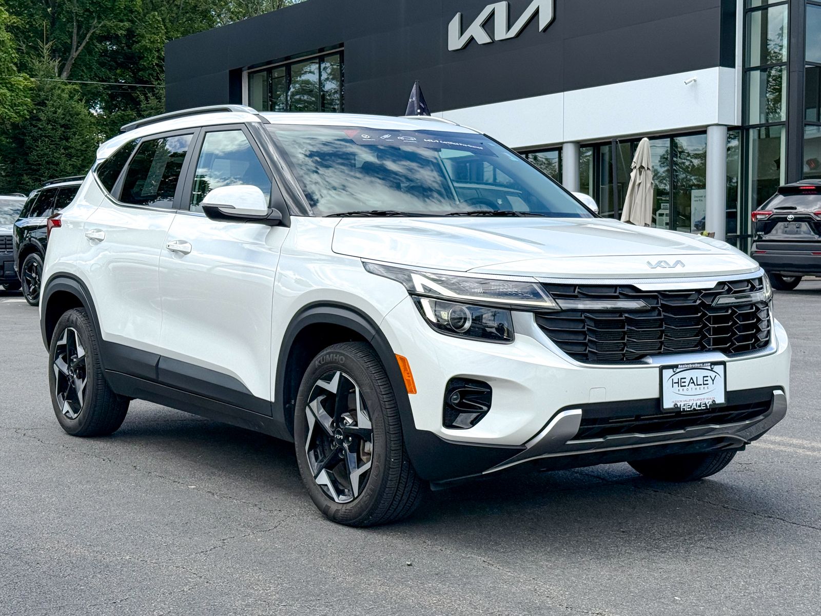 Photo view of 2024 Kia Seltos in White