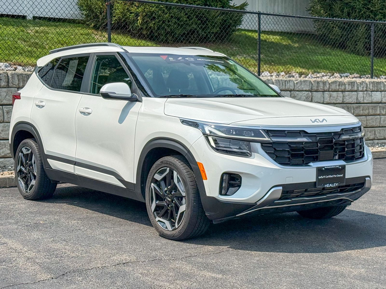 Photo view of 2024 Kia Seltos in White