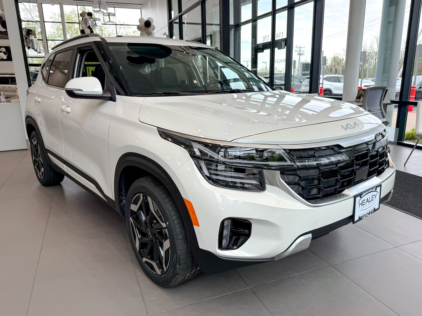 Photo view of 2026 Kia Seltos in White