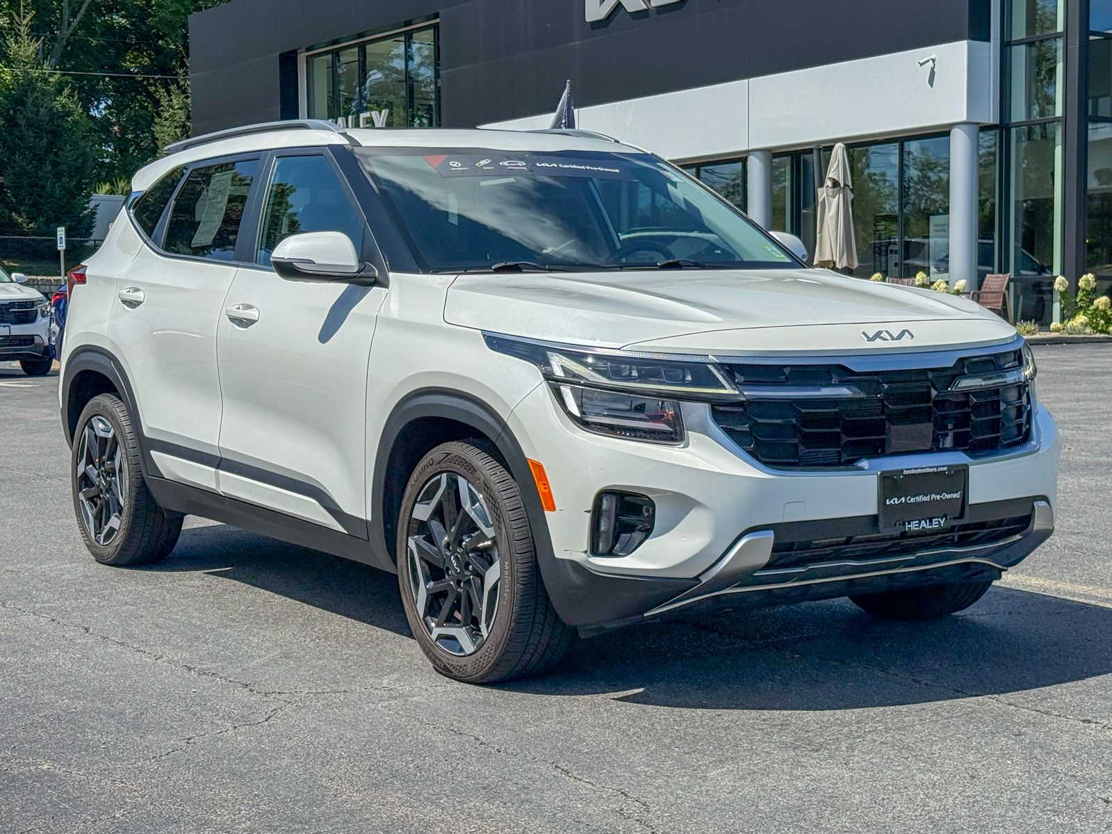 Photo view of 2024 Kia Seltos in White