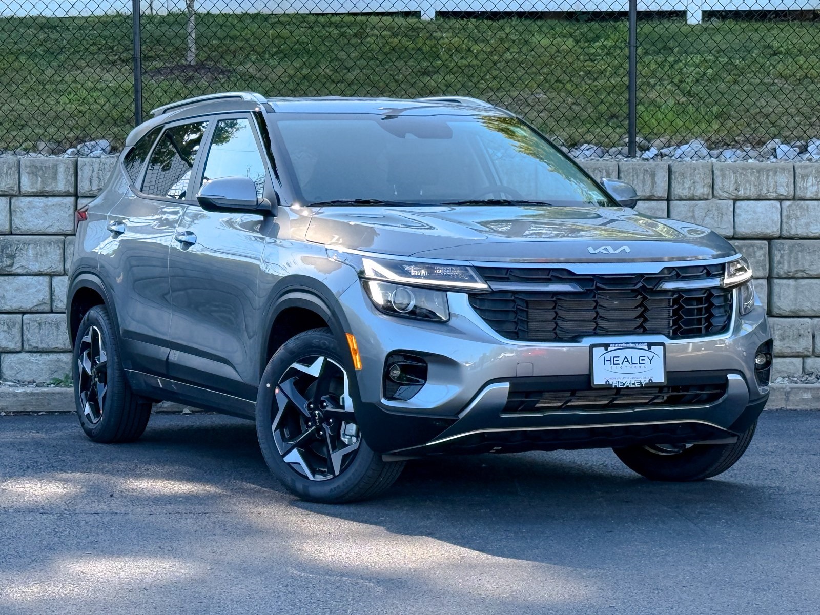 Photo view of 2026 Kia Seltos in Gray