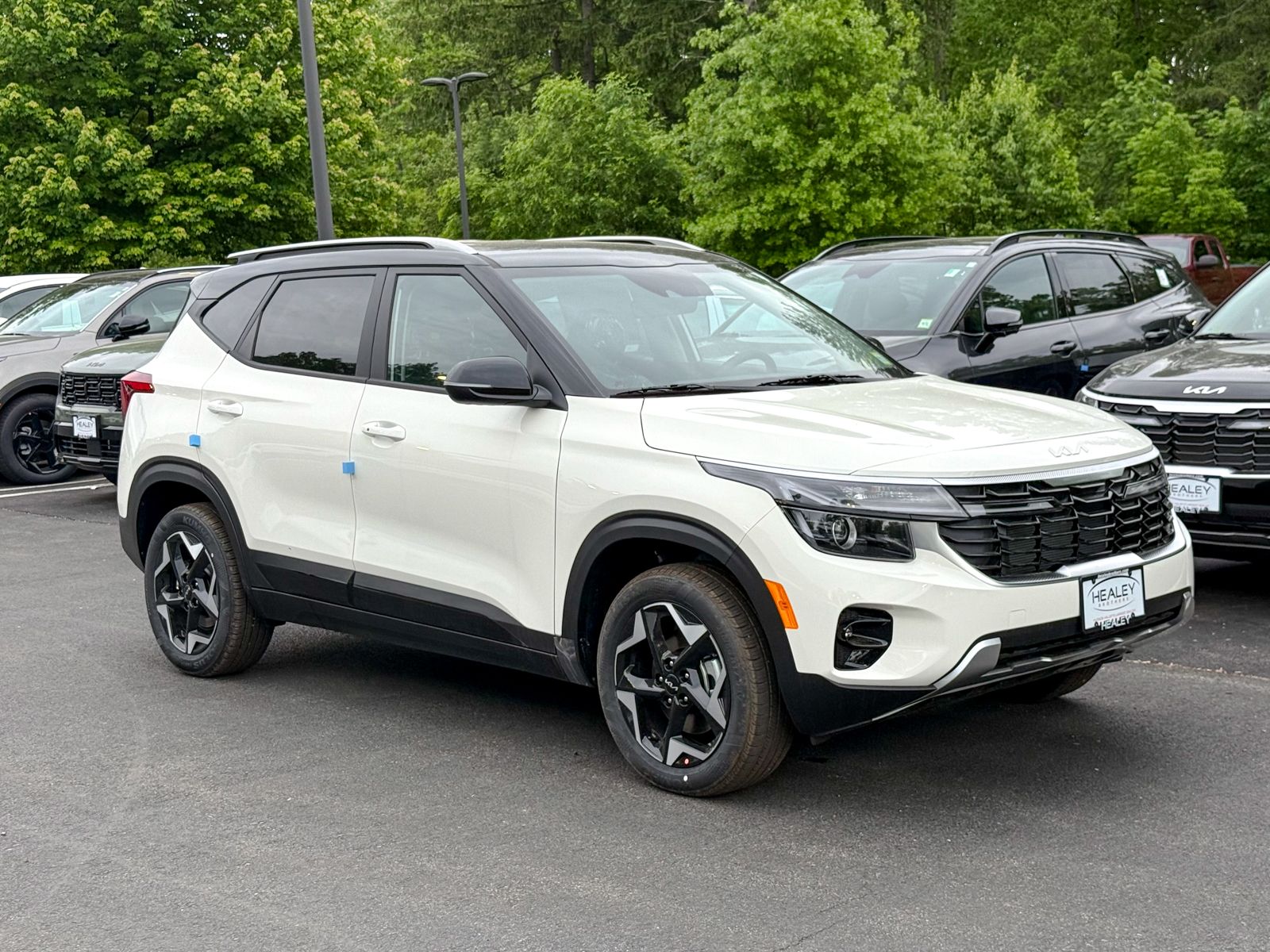 Photo view of 2026 Kia Seltos in White