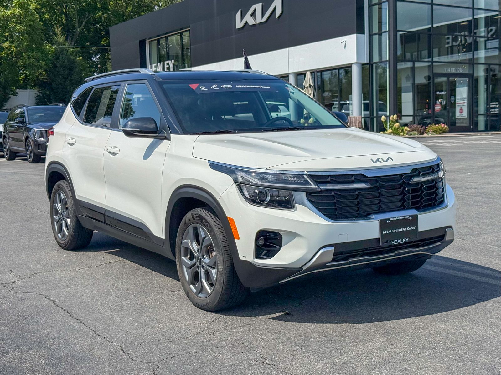 Photo view of 2024 Kia Seltos in White