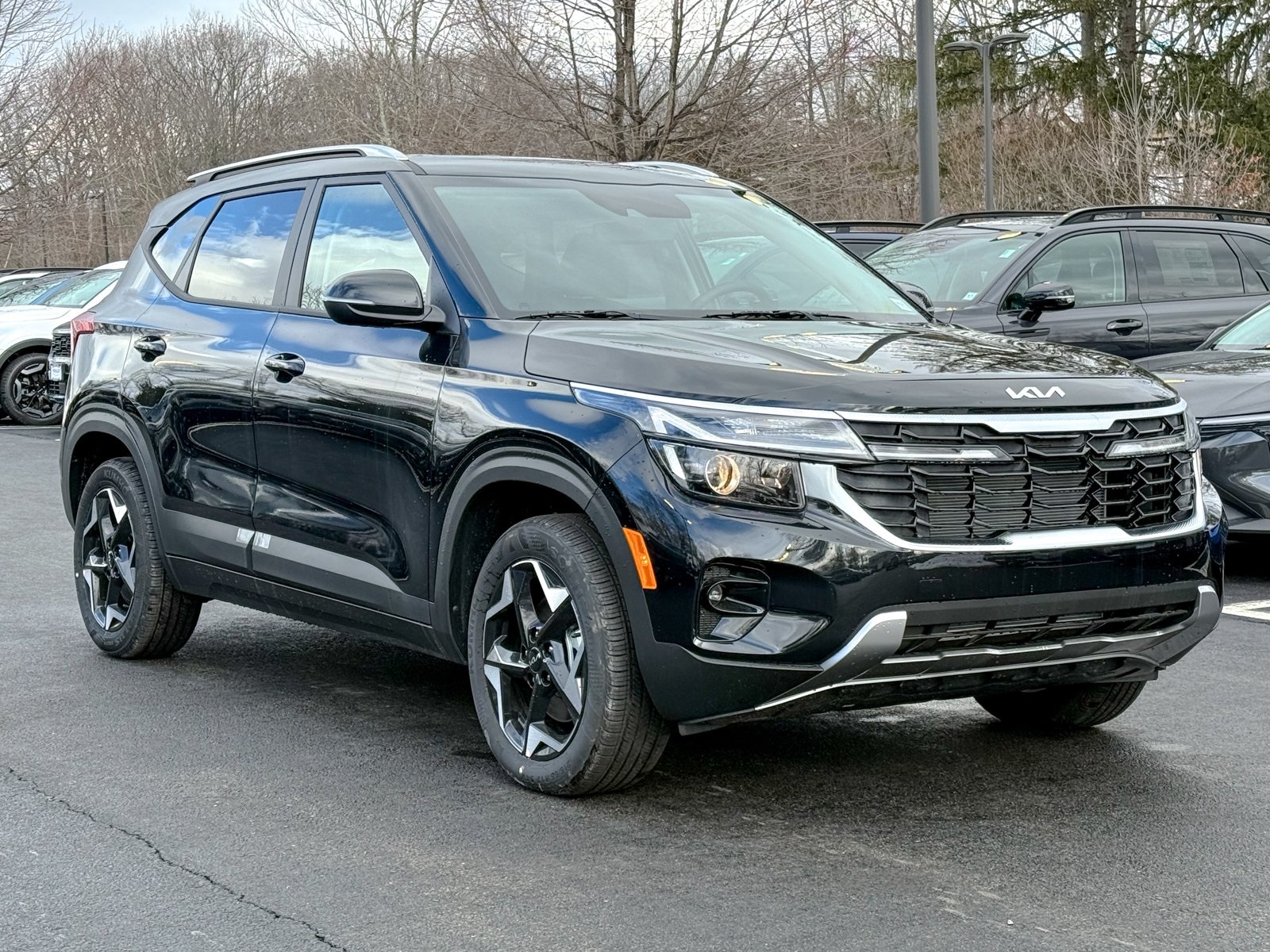 Photo view of 2026 Kia Seltos in Black