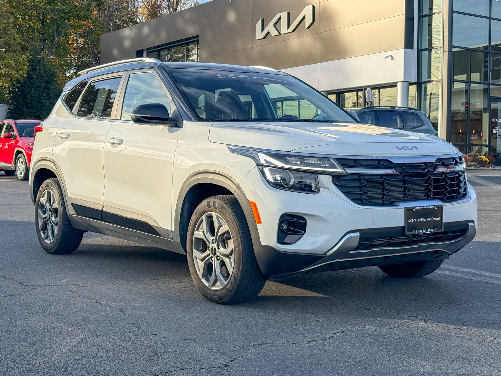 Photo view of 2024 Kia Seltos in White