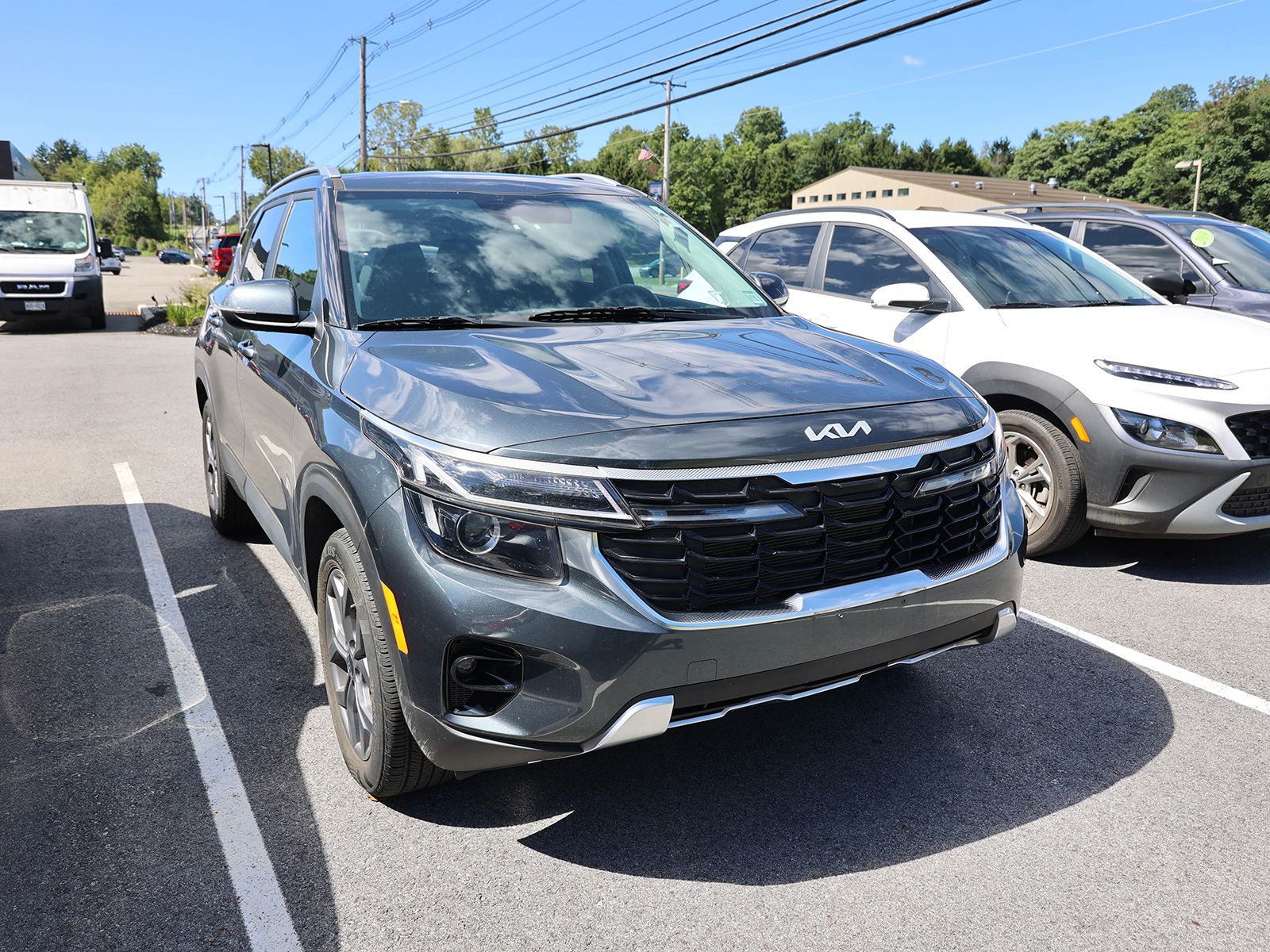 Photo view of 2024 Kia Seltos in Gray