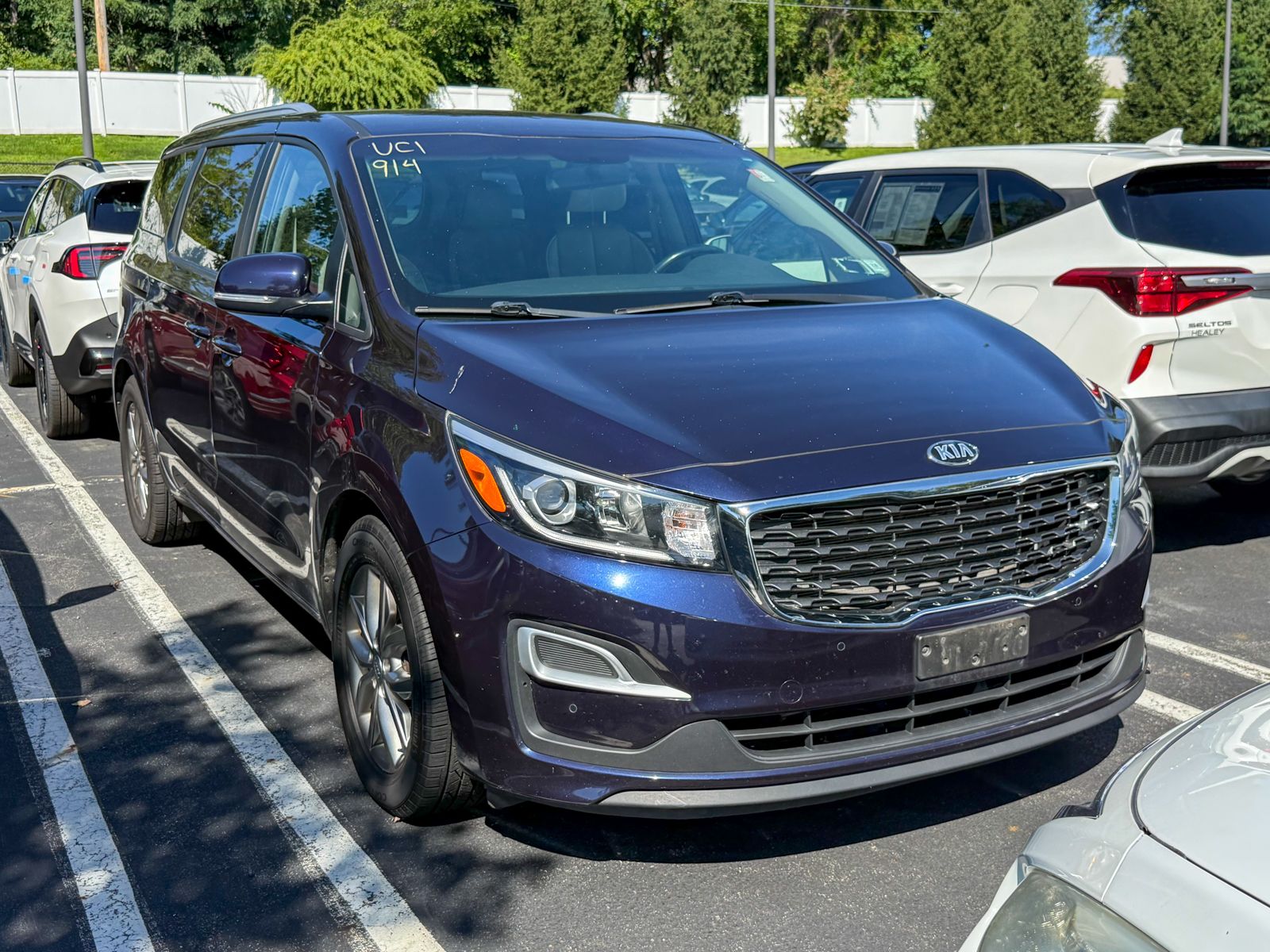 Photo view of 2021 Kia Sedona in Blue