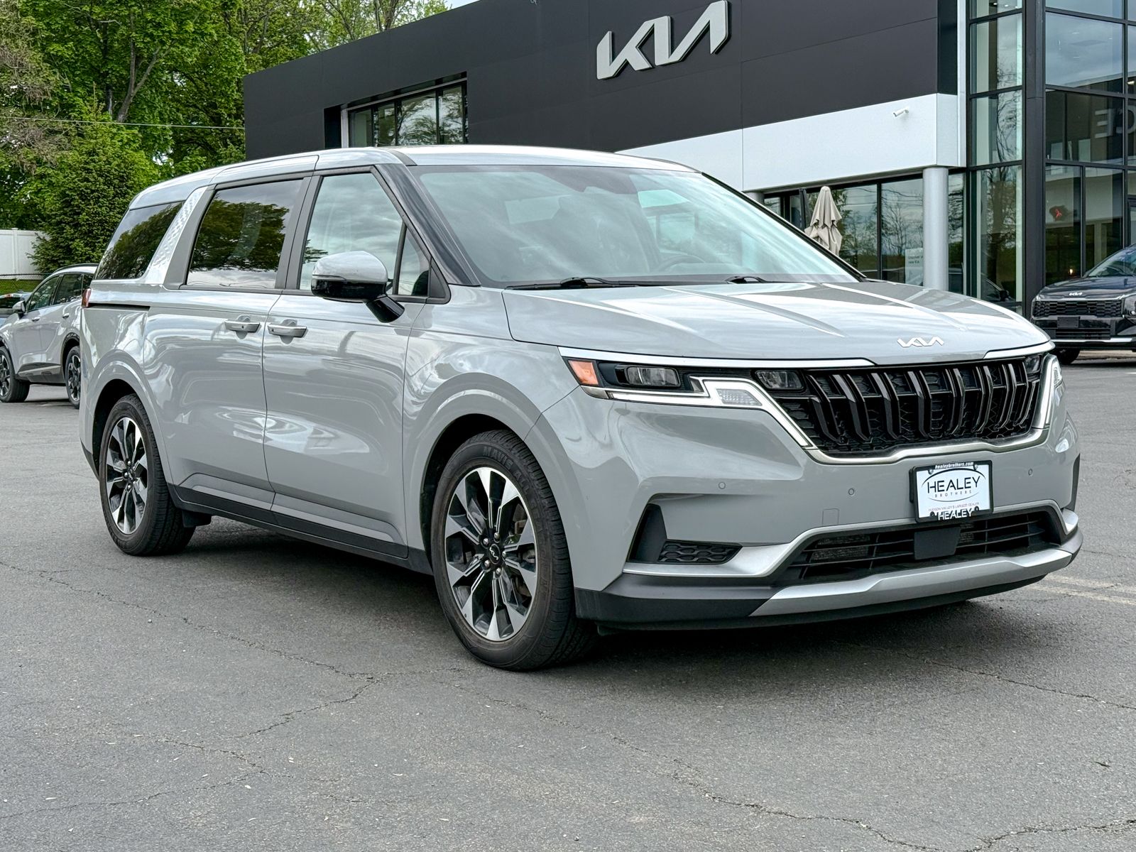 Photo view of 2024 Kia Carnival in Silver