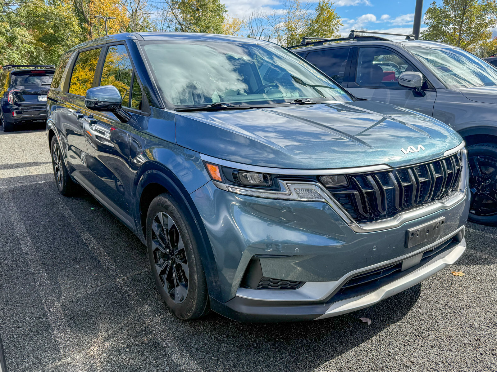 Photo view of 2024 Kia Carnival in Blue