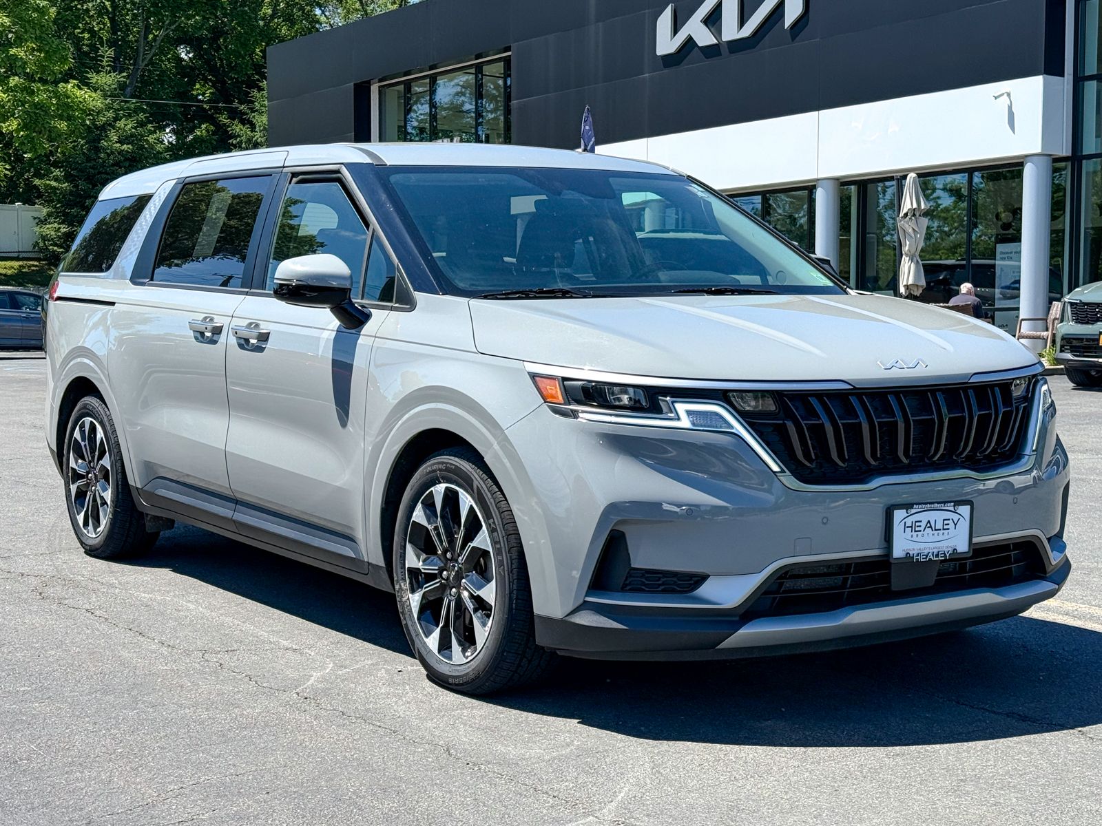 Photo view of 2024 Kia Carnival in Silver