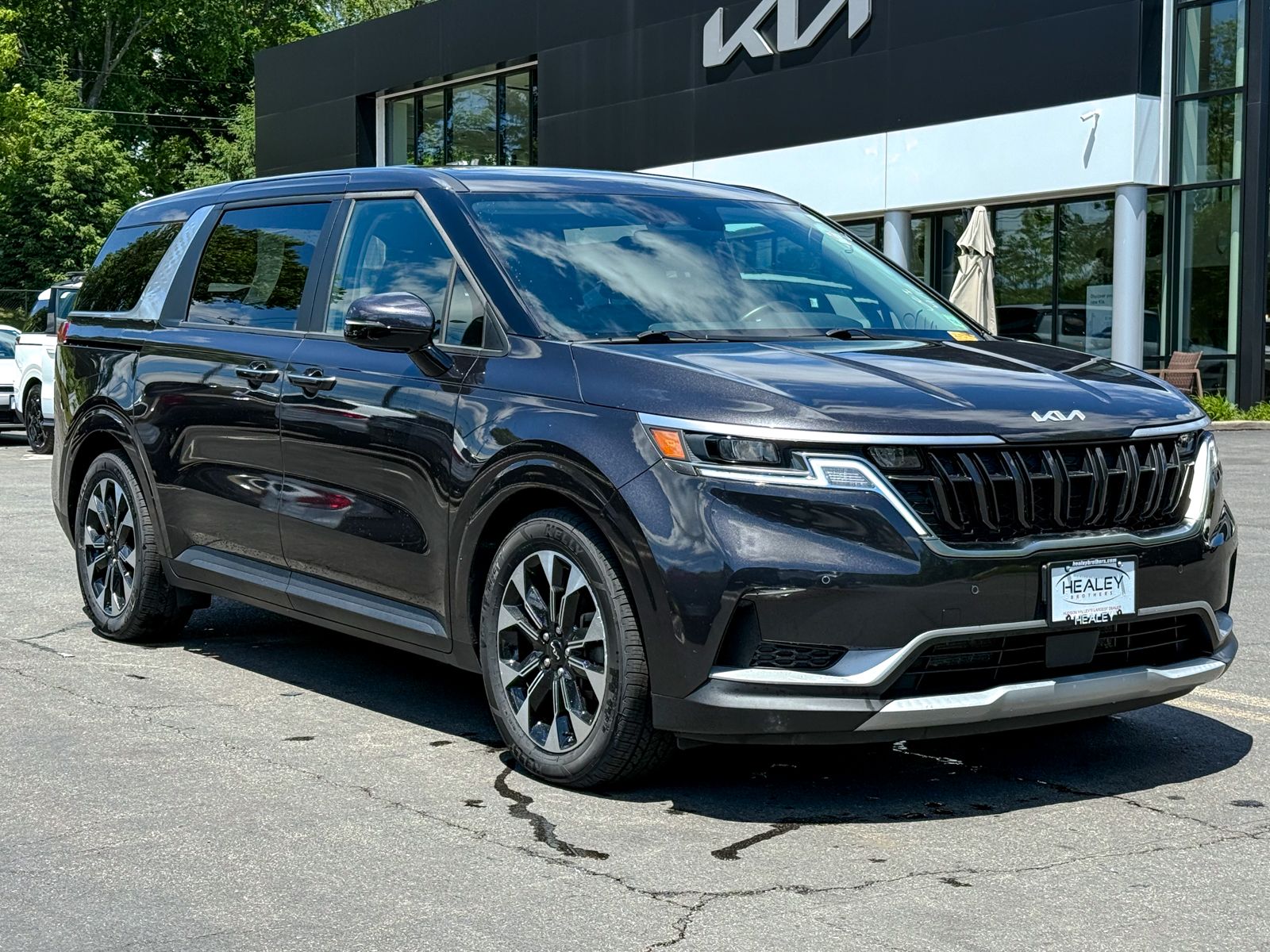 Photo view of 2024 Kia Carnival in Gray