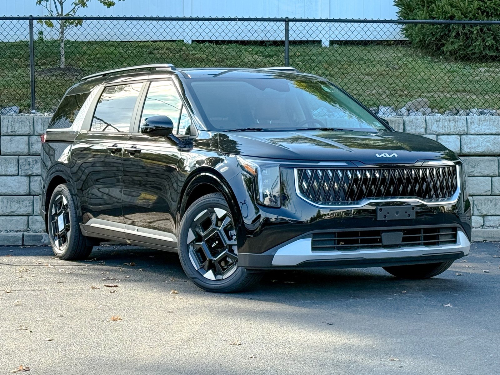 Photo view of 2026 Kia Carnival in Black