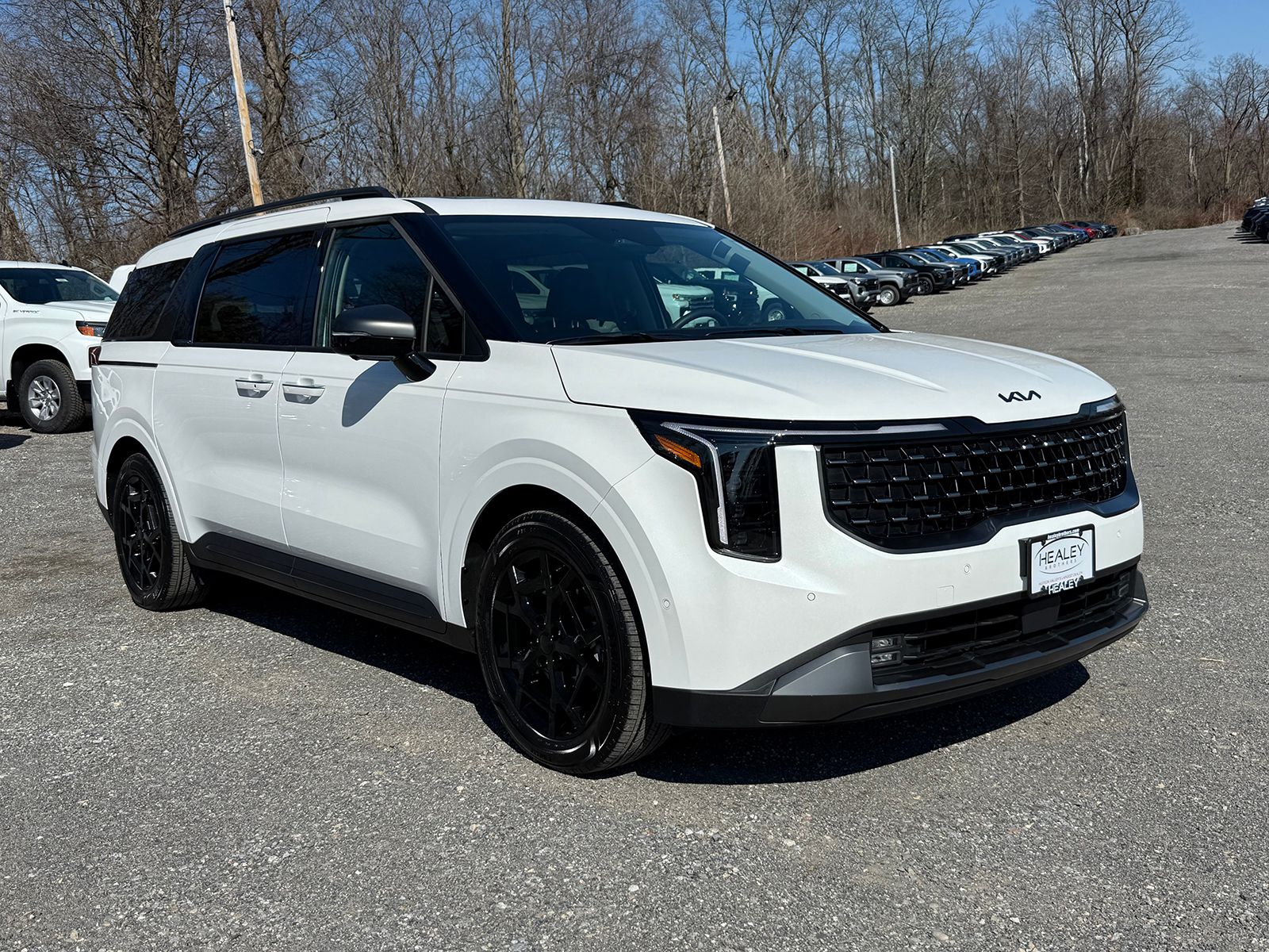 Photo view of 2026 Kia Carnival in White