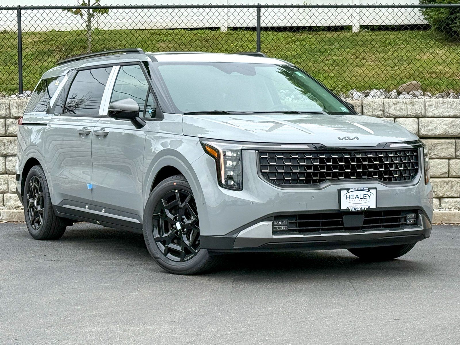 Photo view of 2026 Kia Carnival in Silver