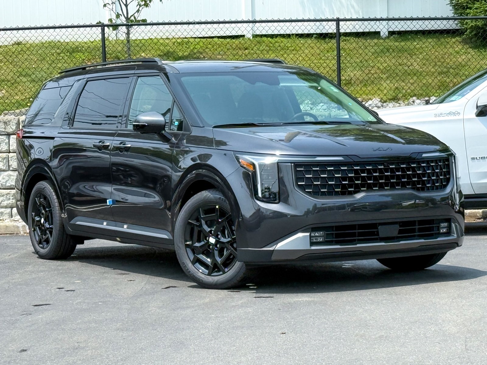 Photo view of 2026 Kia Carnival in Black