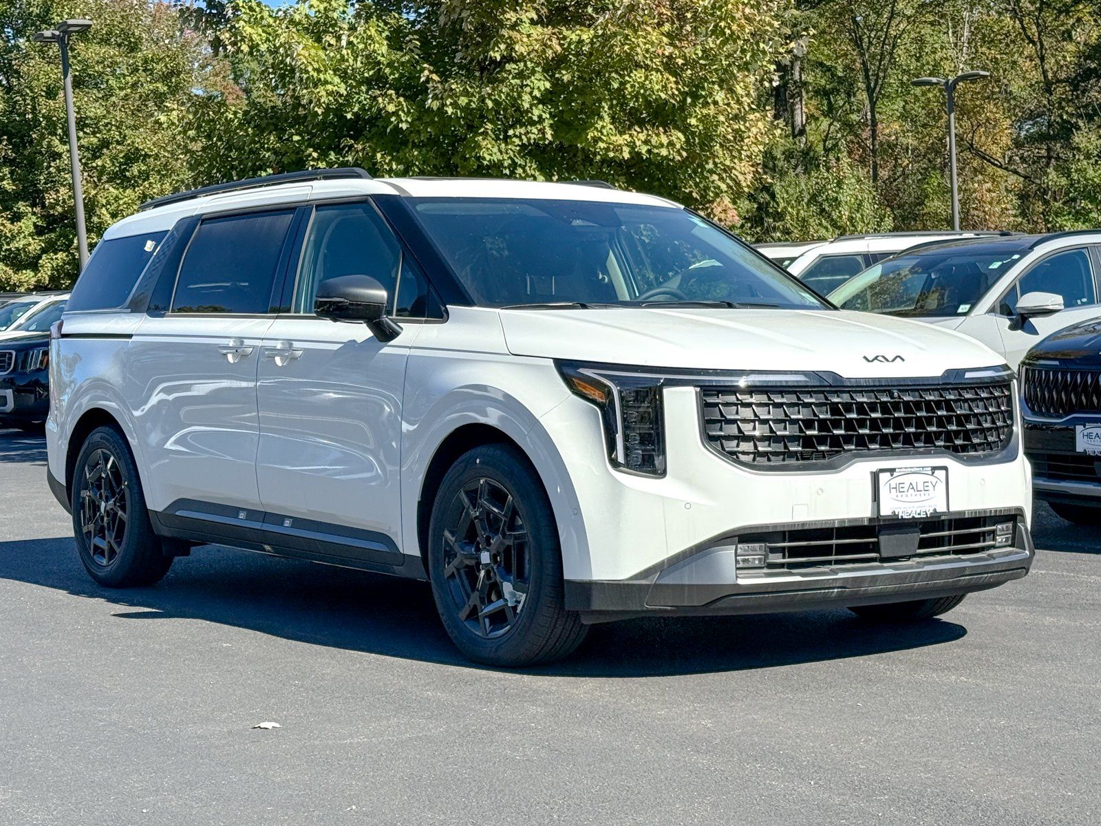 Photo view of 2026 Kia Carnival in White