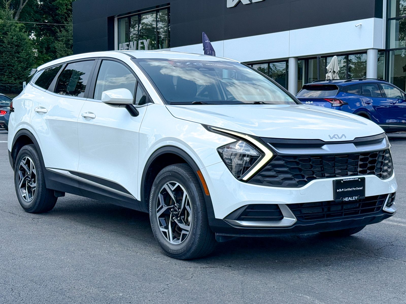Photo view of 2023 Kia Sportage in White